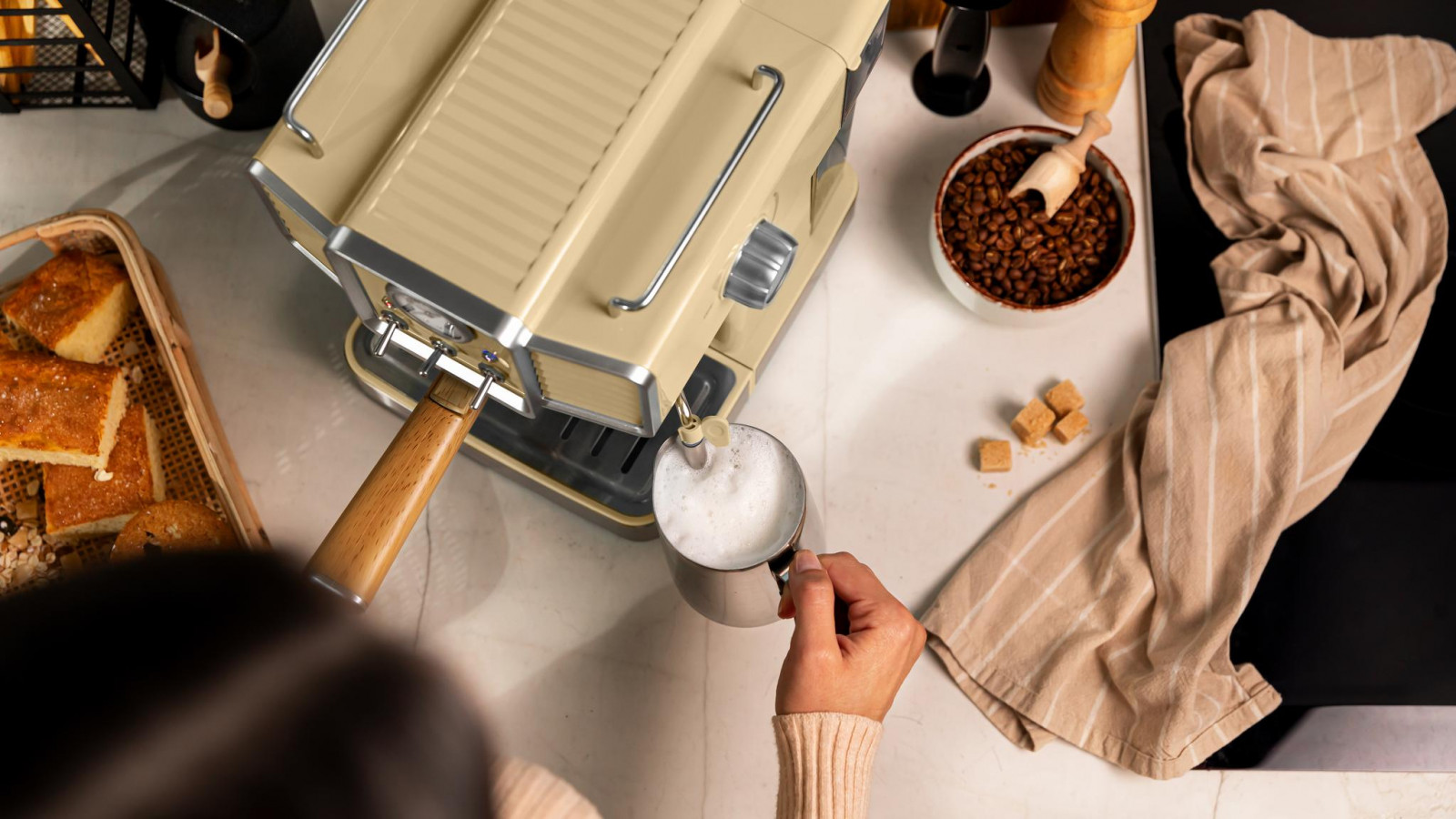 Incluye vaporizador orientable con protección para el uso, para espumar leche, emitir agua caliente para infusiones, calentar líquidos y preparar cappuccinos. Brazo portafiltros con doble salida y dos filtros para preparar uno o dos cafés a la vez.