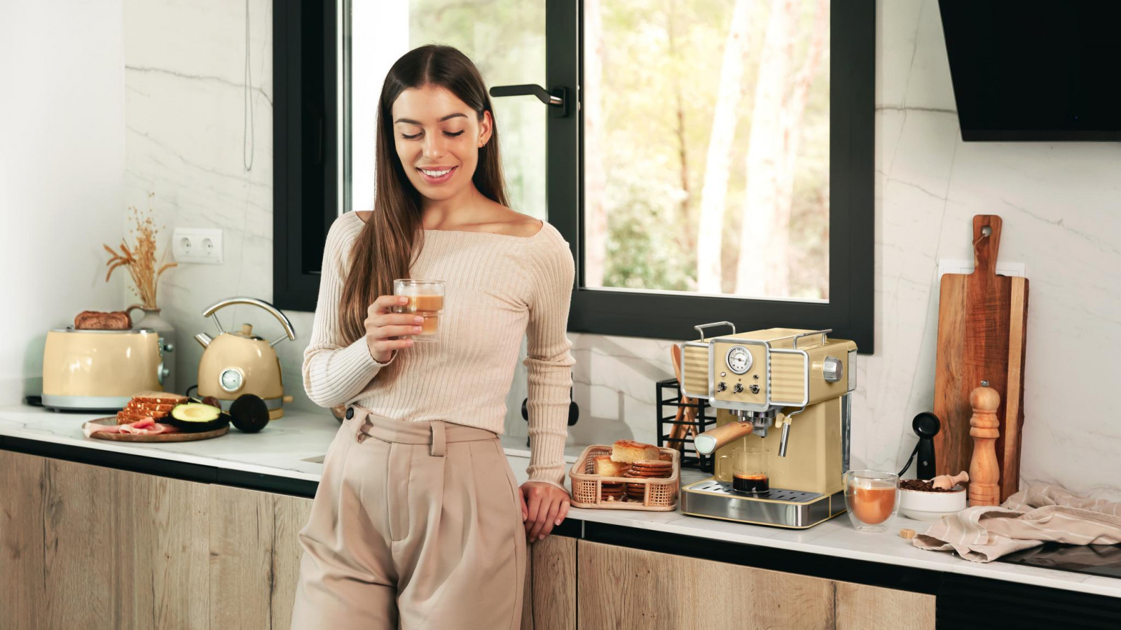 Depósito de agua extraíble con 1,5 litros de capacidad. Incluye cucharilla dosificadora con prensador para el café. Bandeja de goteo desmontable para facilitar la limpieza.