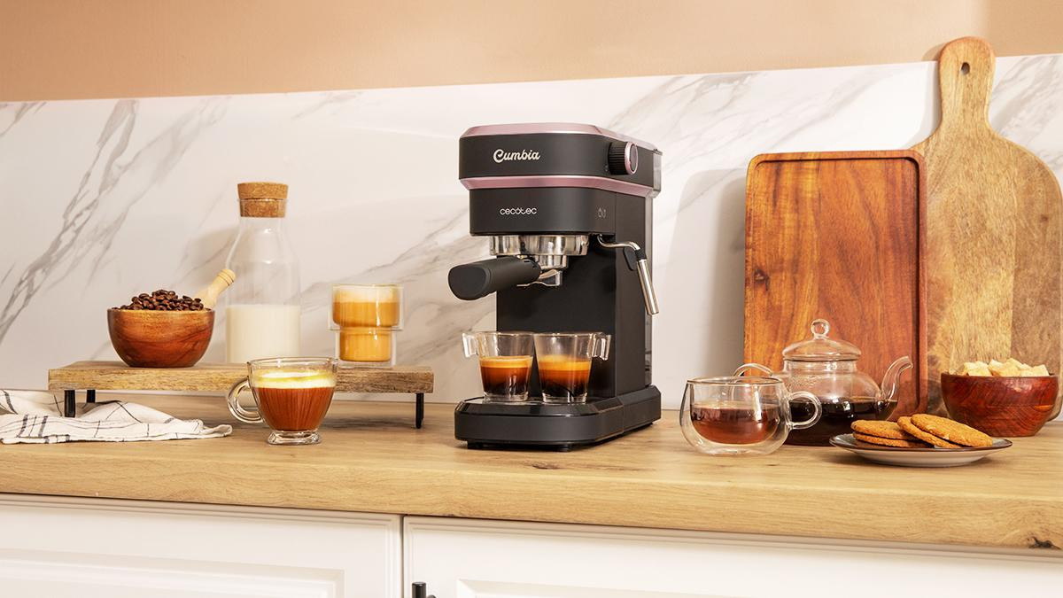 Cafetera espresso con diseño elegante y compacto para los amantes del buen café. Permite hacer todo tipo de cafés con una potencia máxima de 1350 W y también emite agua caliente para las infusiones.