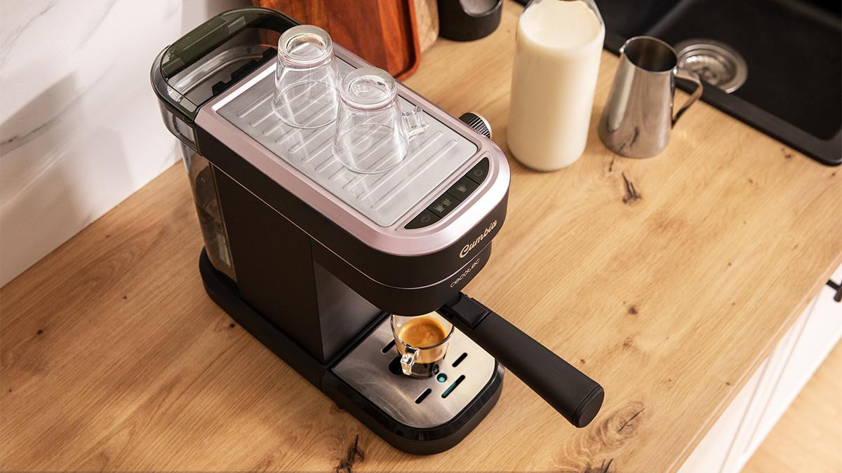 Su sistema de calentamiento rápido por Thermoblock garantiza que la temperatura se mantenga en su intervalo óptimo para obtener el mejor café. Su potente bomba de presión con tecnología ForceAroma de 20 bares consigue la mejor crema y el máximo aroma en cada café.