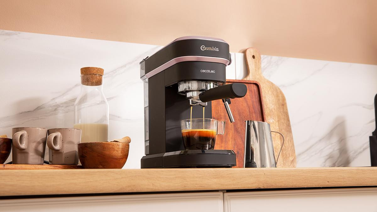 Incluye vaporizador orientable con protección para texturizar la leche a tu gusto y conseguir la mejor espuma para tu café.