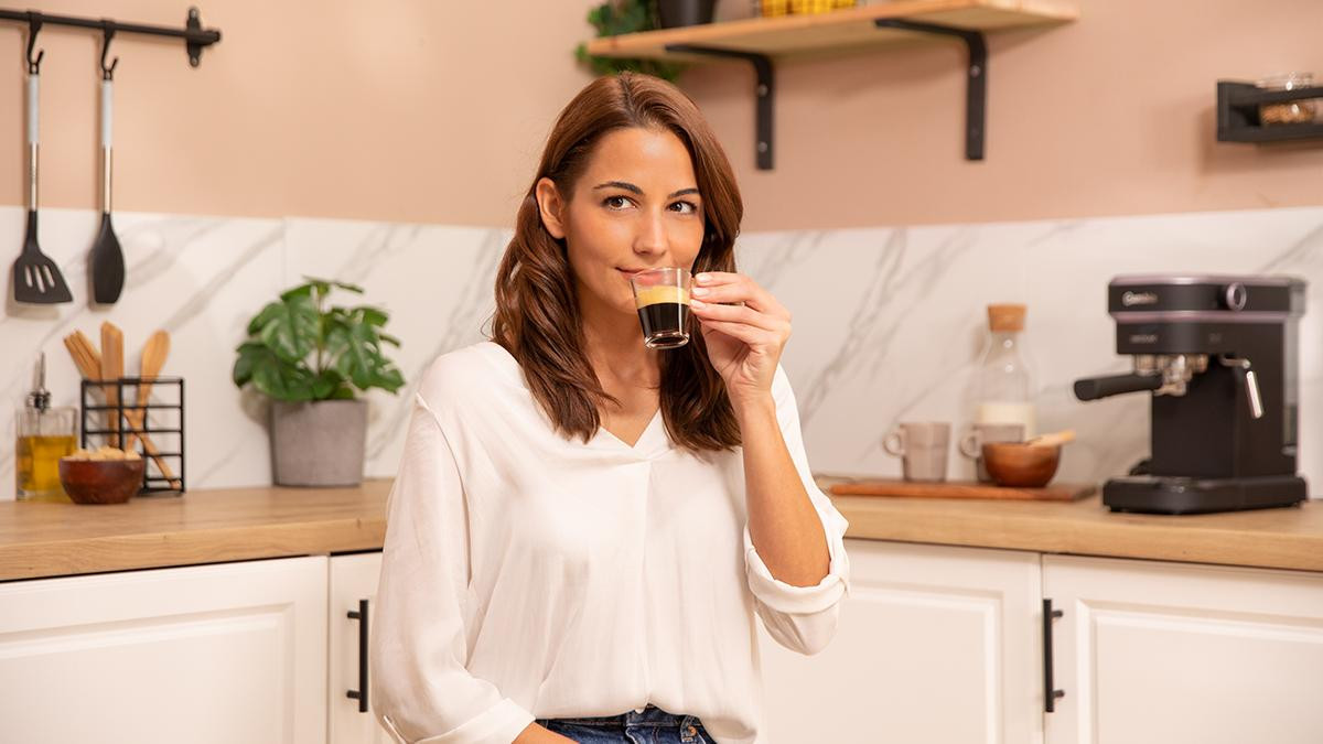 Emite agua caliente a la temperatura idónea para las infusiones. Brazo portafiltros con doble salida y dos filtros para preparar uno o dos cafés automáticamente. Depósito de agua extraíble con 1,1 litros de capacidad. Bandeja calientatazas de acero inoxidable. Apta para tazas espresso y tazas de desayuno.