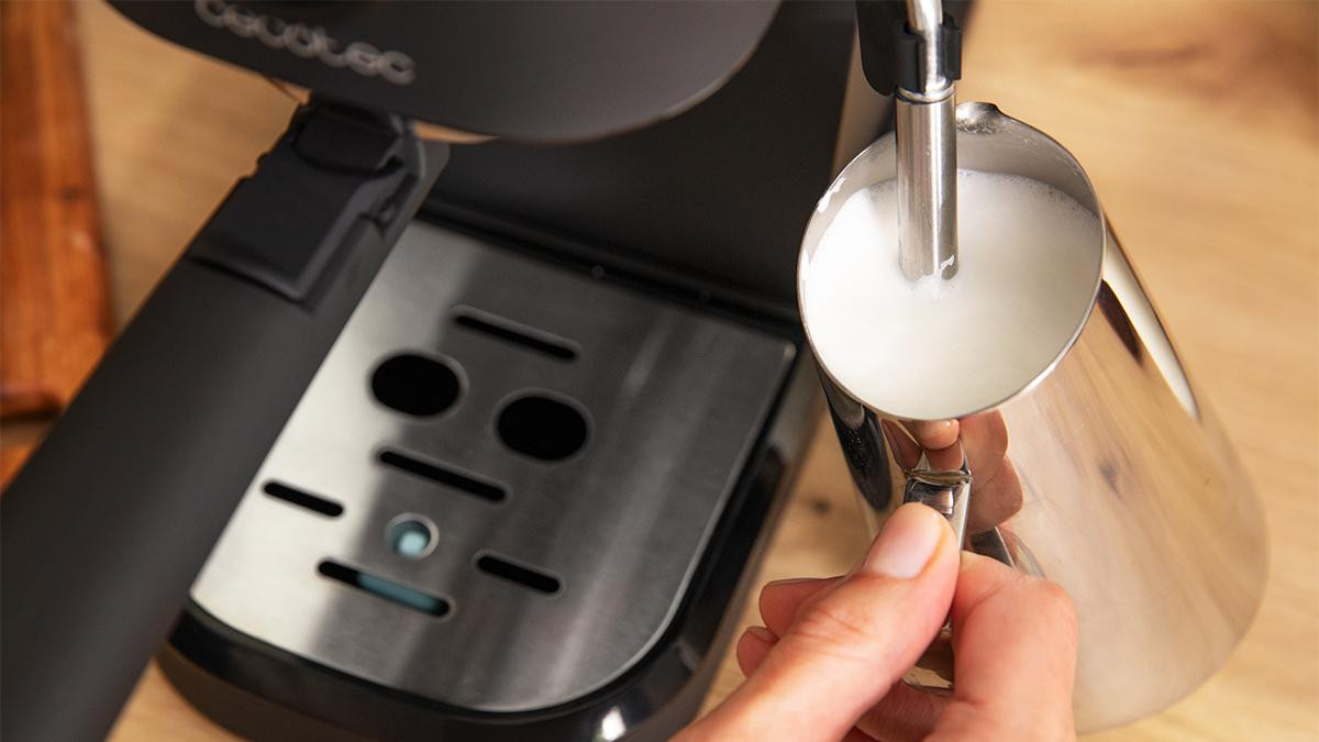 Bandeja de goteo desmontable para facilitar una rápida limpieza. Sistema de ahorro energético con apagado automático y stand-by. Indicadores luminosos de cada función.