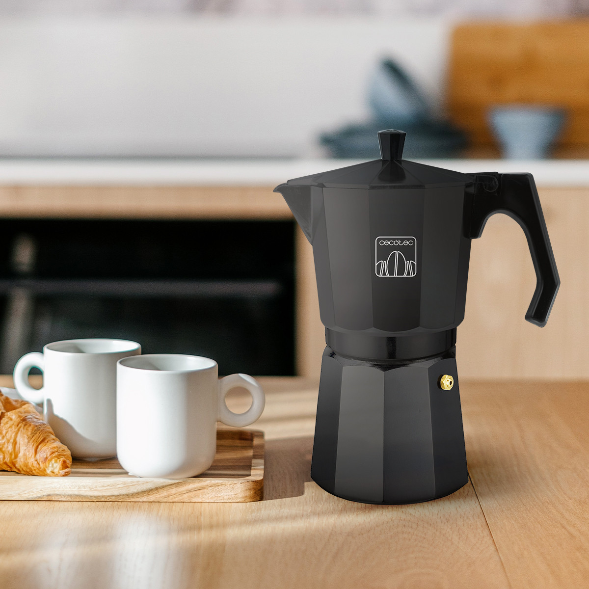 Cafetera italiana fabricada en aluminio de color negro, para hacer el café con el mejor cuerpo y aroma.