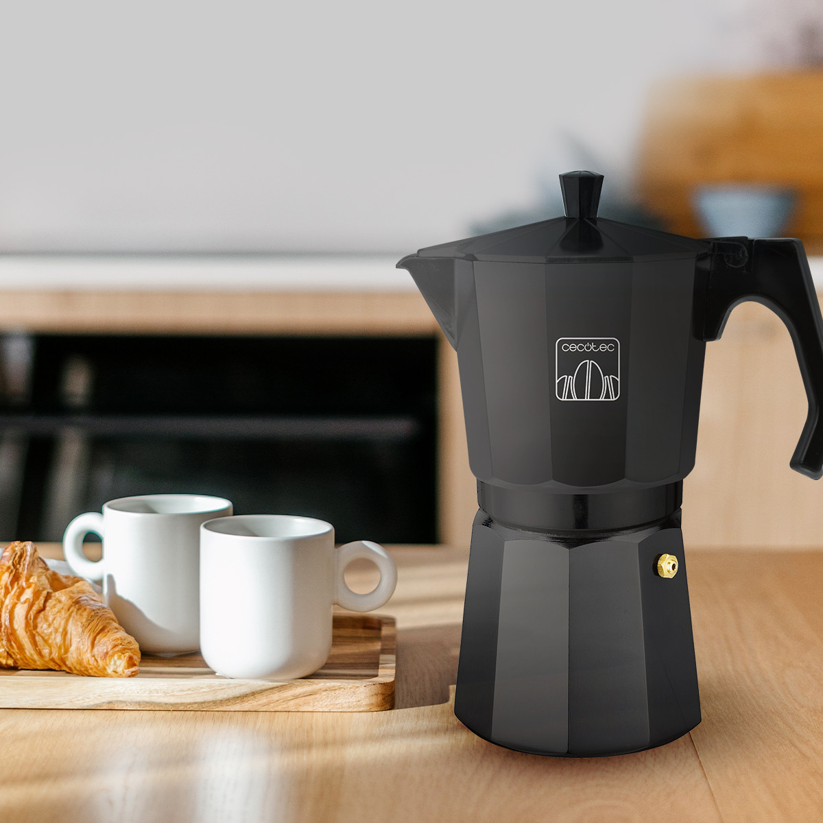 Cafetera italiana fabricada en aluminio de color negro, para hacer el café con el mejor cuerpo y aroma.