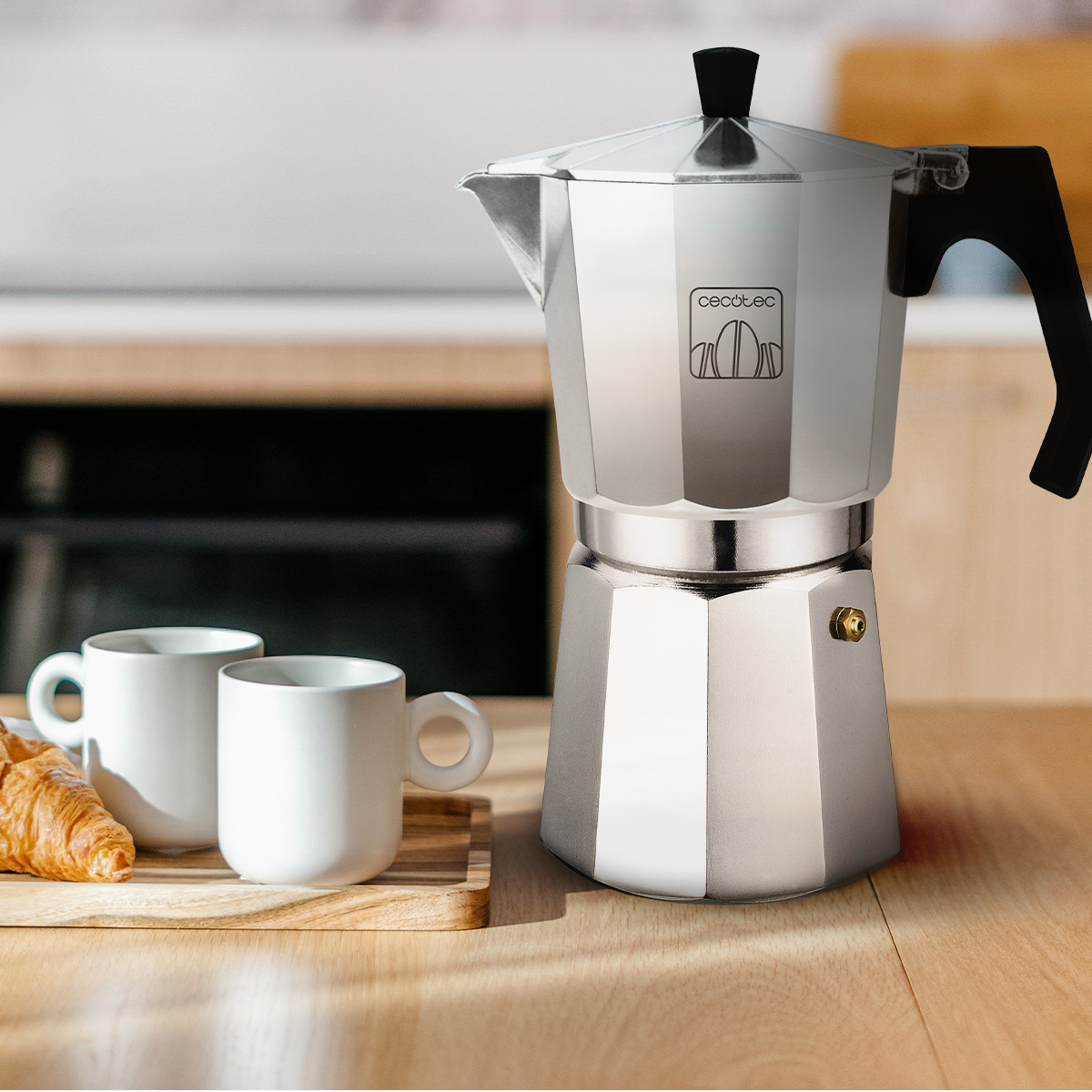 Cafetera italiana fabricada en aluminio, para hacer el café con el mejor cuerpo y aroma.
