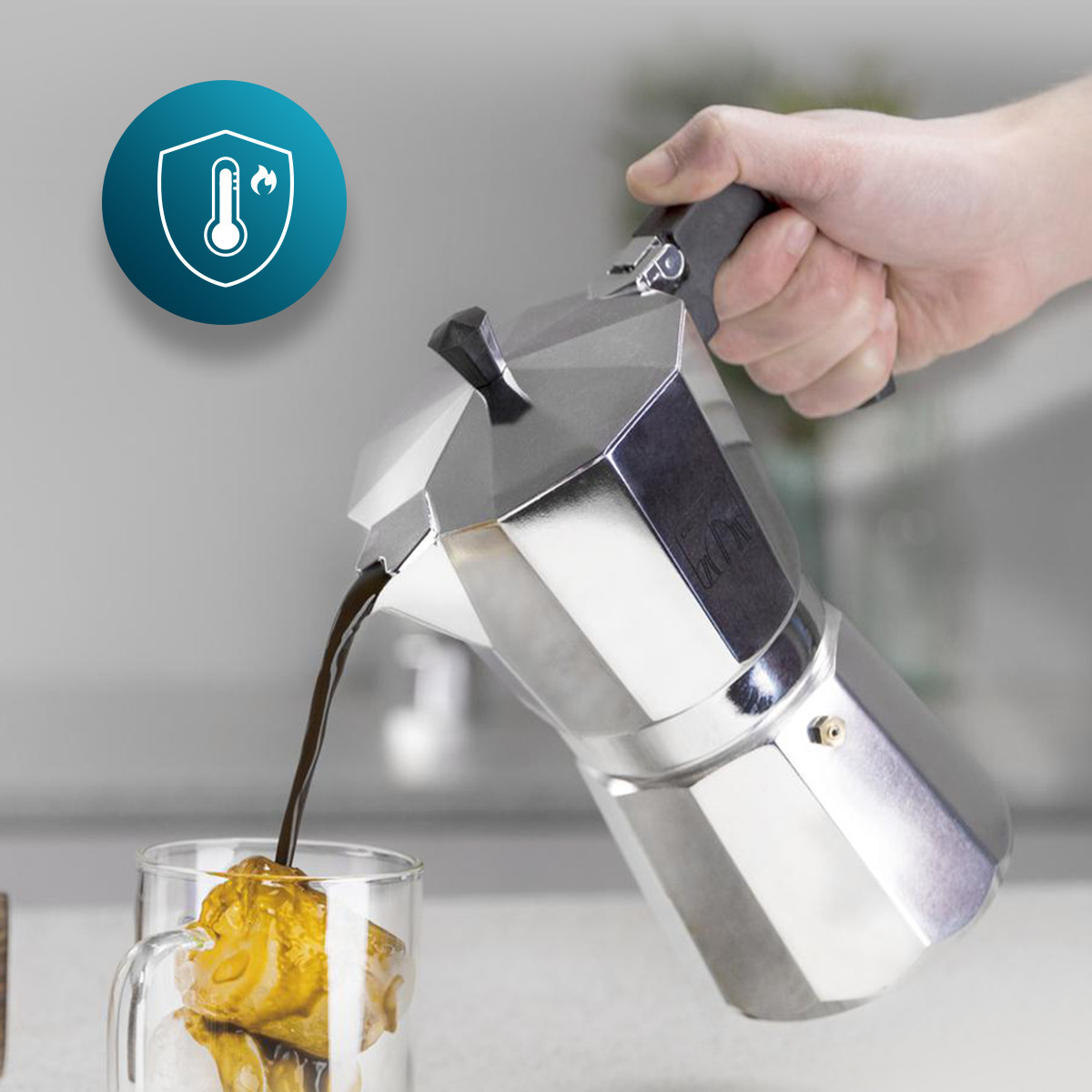 El filtro del interior es de acero inoxidable de alta calidad para lograr el café más puro y tradicional. Para mayor prevención dispone de una válvula de seguridad que indica el límite de agua que se debe introducir.