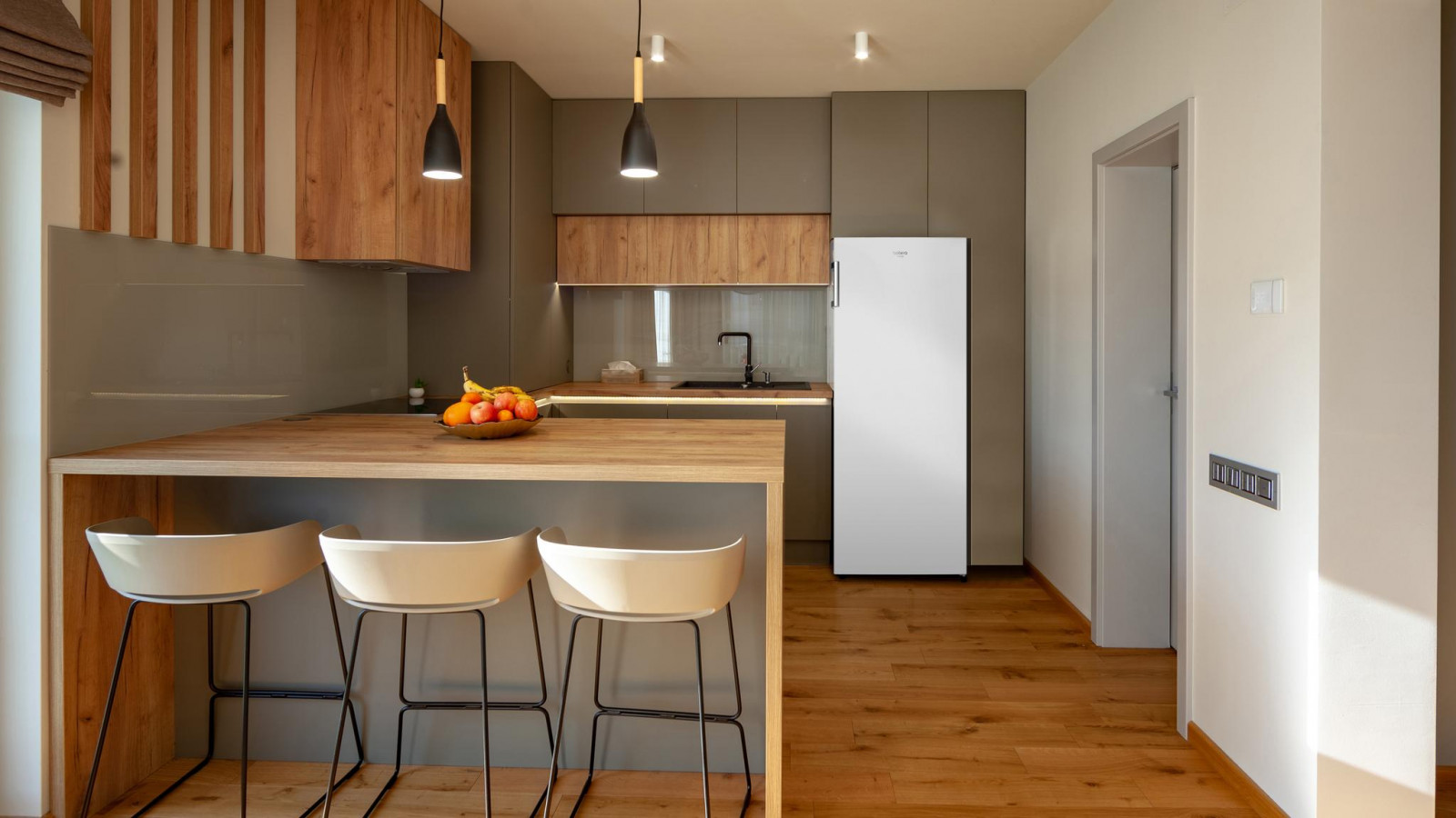 242 L de capacidad. Gran capacidad de almacenamiento en una altura de tan solo  1,43 metros. Gracias a este frigorífico podrás disponer de almacenamiento en cualquier rincón de la casa, ya que este tamaño está pensado para aprovechar hasta el último rincón de la casa.