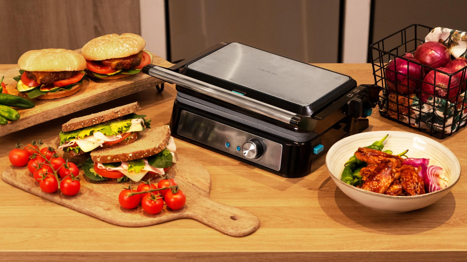 Parrilla eléctrica de contacto con 1500 W de potencia con apertura de 180º para aprovechar al máximo la superficie de cocinado.