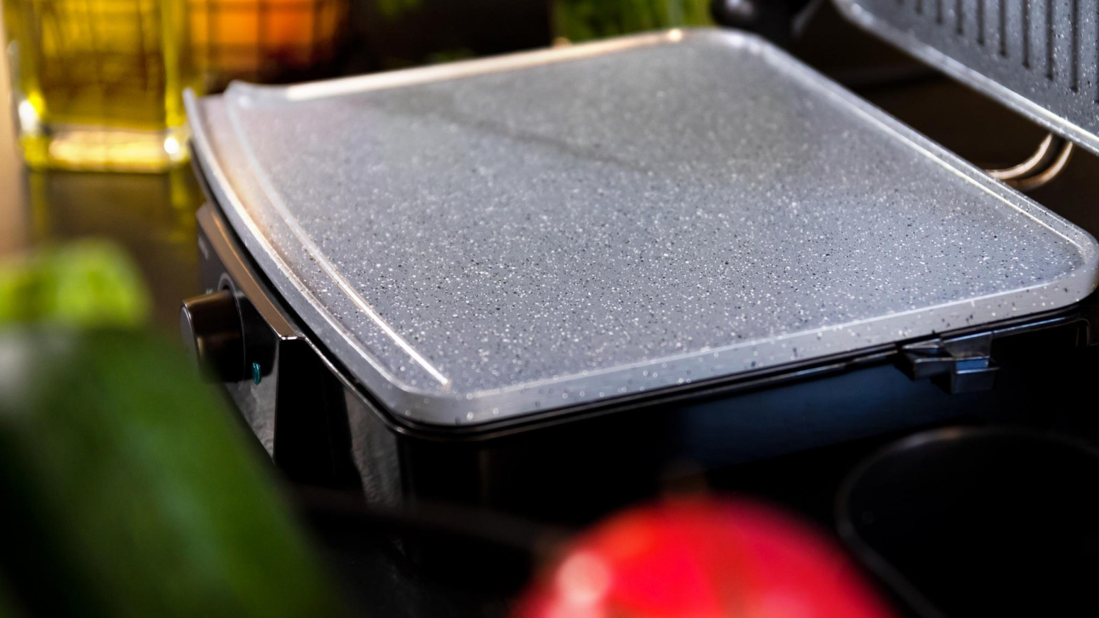 Amplia superficie mixta de grill y plancha de 29,4 x 22,9 cm con apertura de 180º para cocinar desde carne y verduras, hasta huevos fritos, marisco, pescado e incluso crepes.