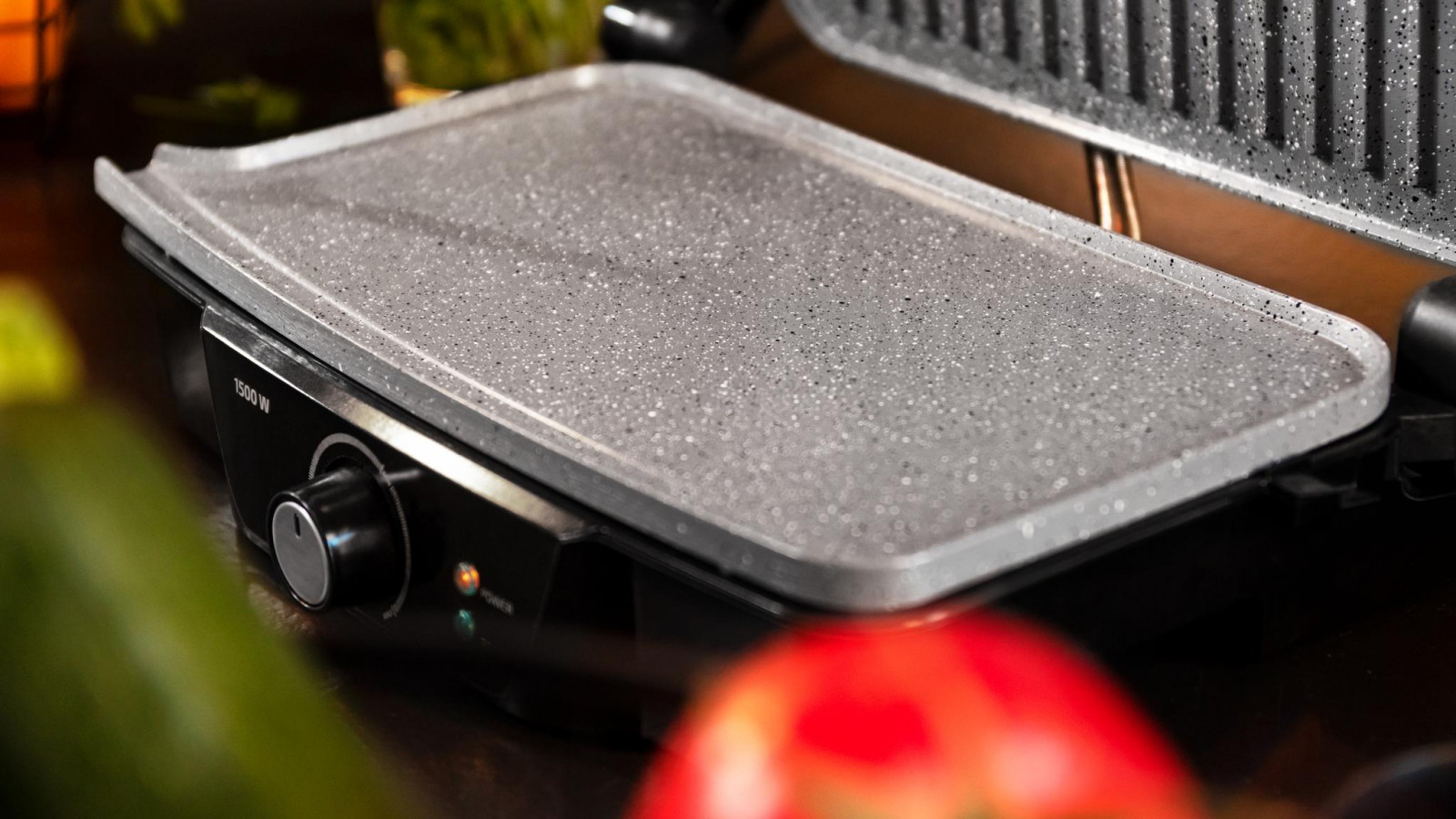 Amplia superficie mixta de grill y plancha de 29,4 x 17,1 cm con apertura de 180º para cocinar desde carne y verduras, hasta huevos fritos, marisco, pescado e incluso crepes.