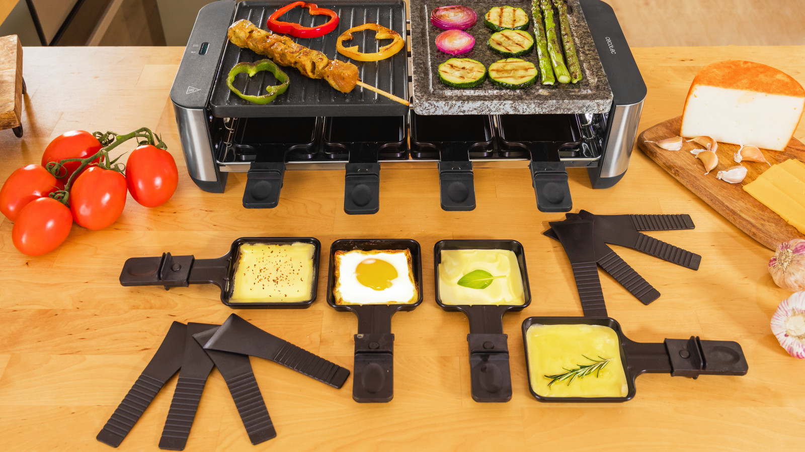 Incluye 8 sartenes individuales antiadherentes para hornear y derretir queso, cocinar huevo frito, incluso postres, además de 8 espátulas de madera.