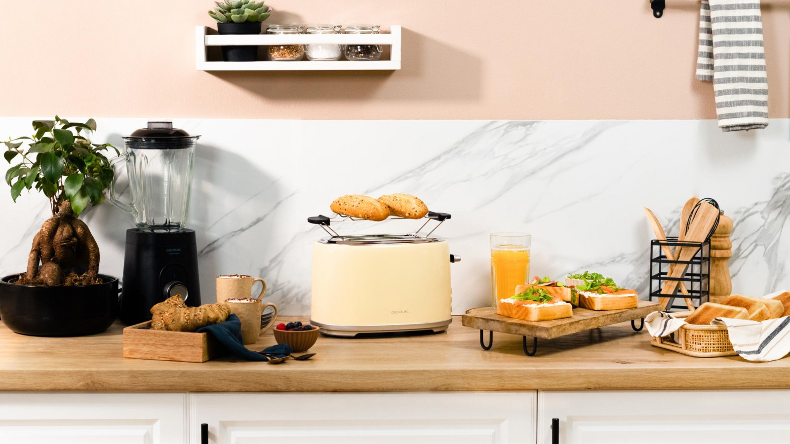 Tostadora de doble ranura corta y ancha de 3,8 cm con capacidad para dos tostadas gruesas, acabados de acero inoxidable y 980 W de potencia.