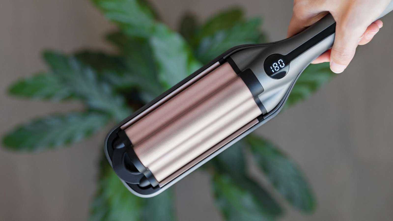 Cuenta con 3 barriles de 15 mm de diámetro para conseguir unas ondas surferas de forma rápida y sencilla, con acabados naturales y duraderos, eligiendo la temperatura ideal entre 100°C a 220°C.