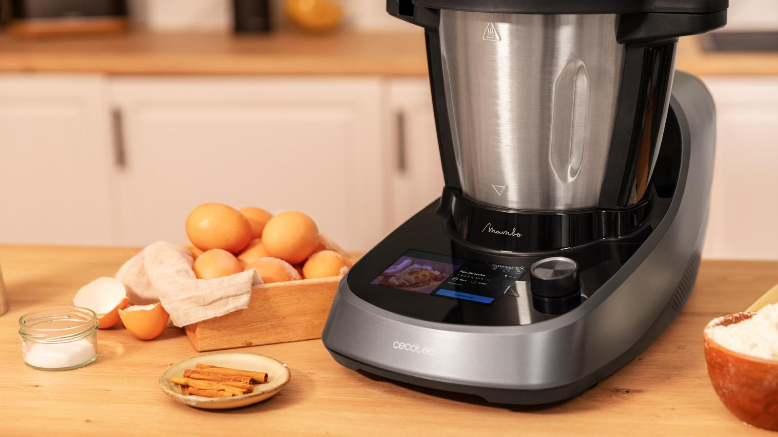 Robot de cocina multifunción con 37 funciones: trocea, pica, licua, tritura, sofríe, muele, pulveriza, ralla, recalienta, bate, yogurtera, monta, emulsiona, mezcla, cocina, remueve, cocina al vapor, escalfa, confita, amasa, cocina a baja temperatura, hierve, mantiene caliente, fermenta, SlowMambo, cocina con precisión grado a grado, cocina al baño maría, cocción lenta, velocidad cero y dispone de función turbo, guiso, pizza, chopper, smoothie-maker y auto-cleaning..cronómetro y screenblock.