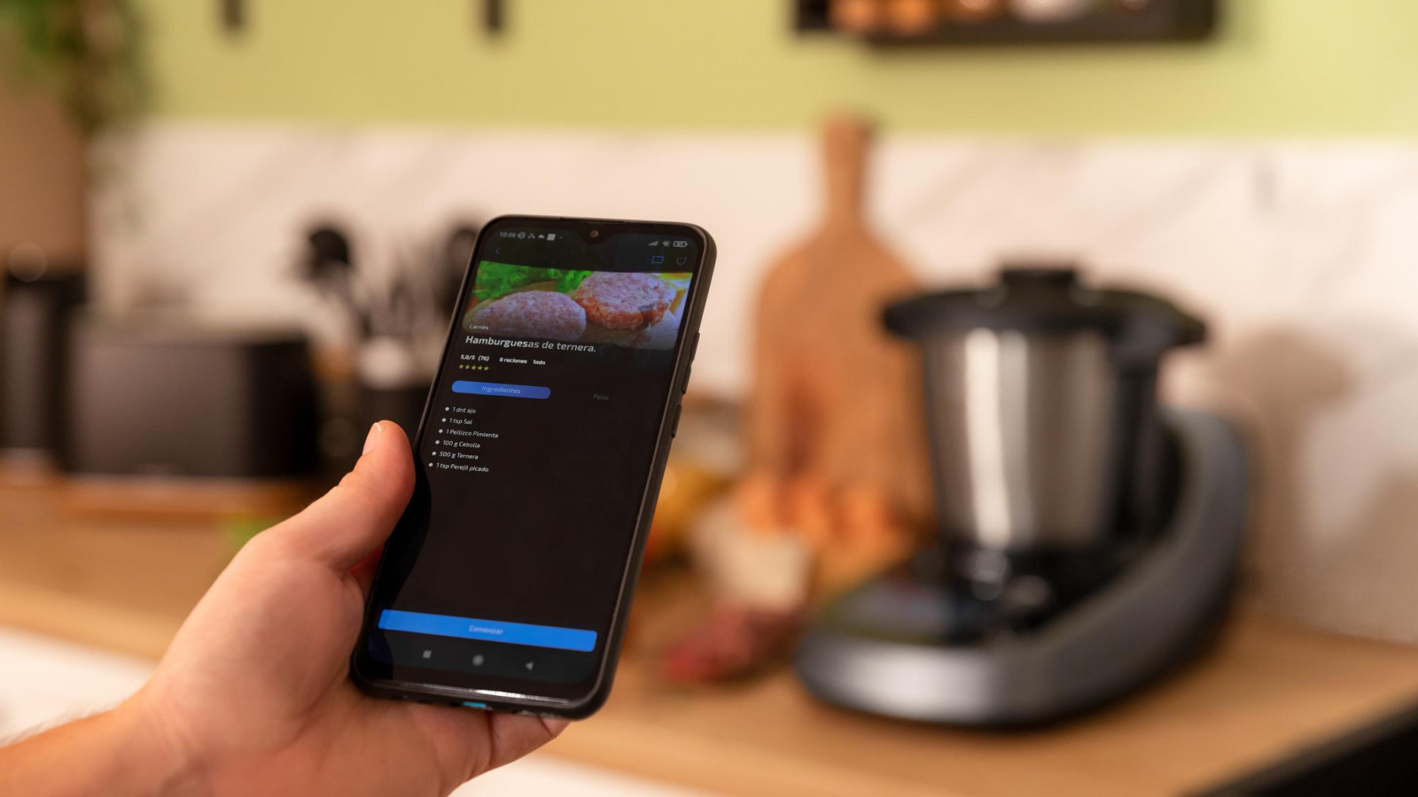 Disfruta de la App Mambo para Smartphone con recetas ilimitadas guiadas paso a paso, modos predefinidos para facilitar su uso y sistema manual DIY.