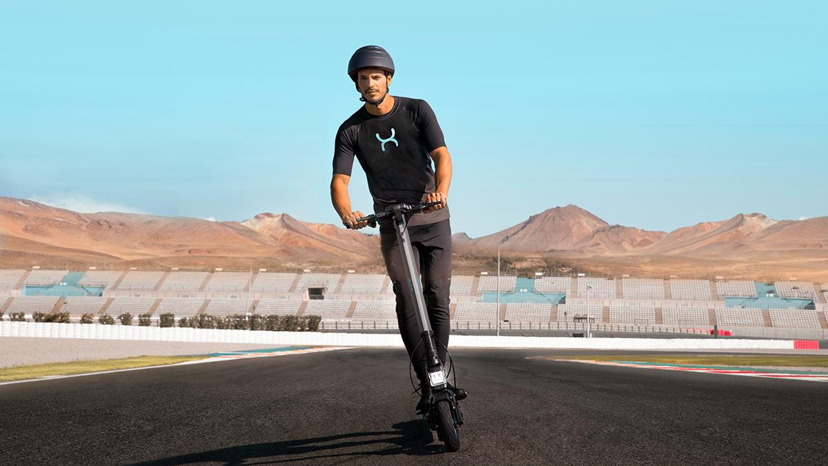 Patinete eléctrico con una potencia máxima de 750 W (nominal 350 W) y 36 V para superar pendientes de hasta el 15%. Batería con capacidad de 7800 mAh para una autonomía máxima de hasta 30 km.