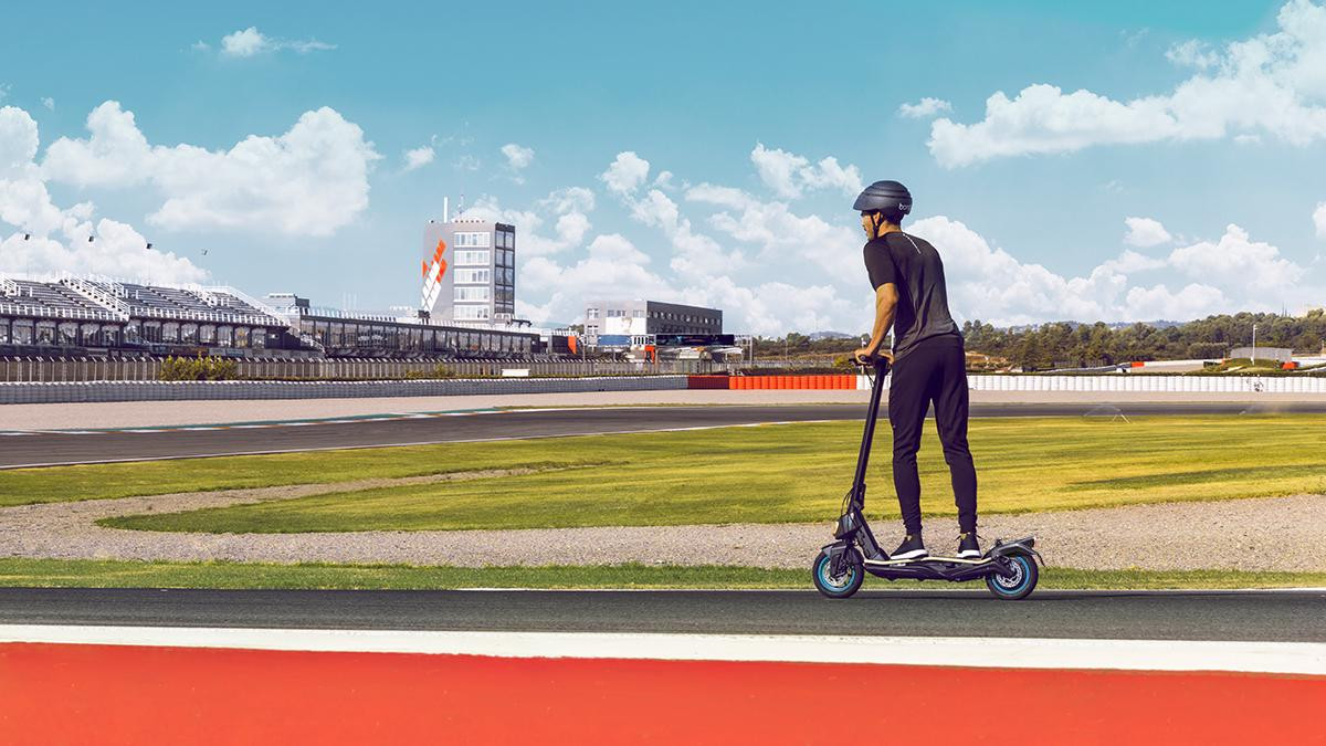 3 Modos para adaptarse a todo tipo de conducción: modo Peatón, para un manejo seguro con ahorro de batería; modo Confort, para el mejor rendimiento combinado con un consumo de batería óptimo; y modo Sport para alcanzar la máxima potencia en distintos terrenos desplazándose a 25 km/h.