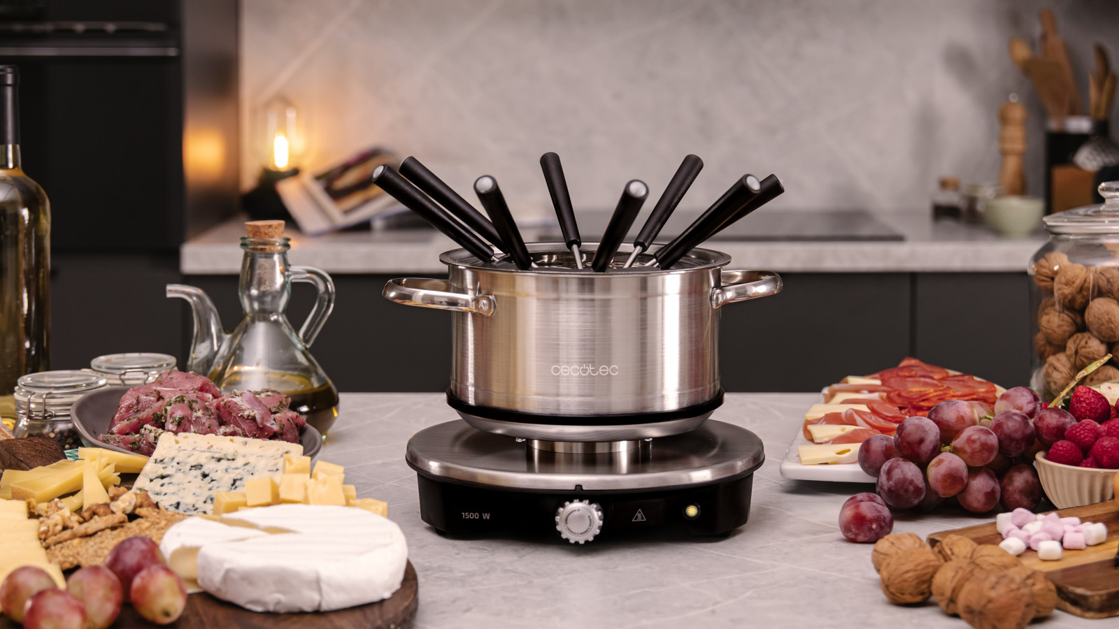 Fondue eléctrica con diseño elegante en acero inoxidable de gran calidad. Versátil para queso, chocolate y aceite para disfrutar con familia y amigos.