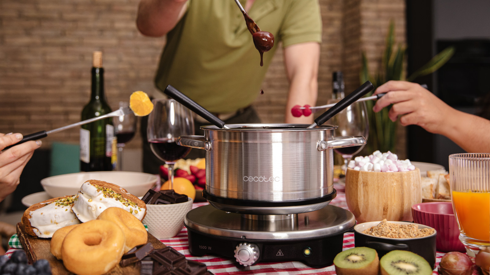 Potente con 1500 W de potencia para calentar rápidamente el chocolate, el queso y el aceite. Indicador con luz de funcionamiento.