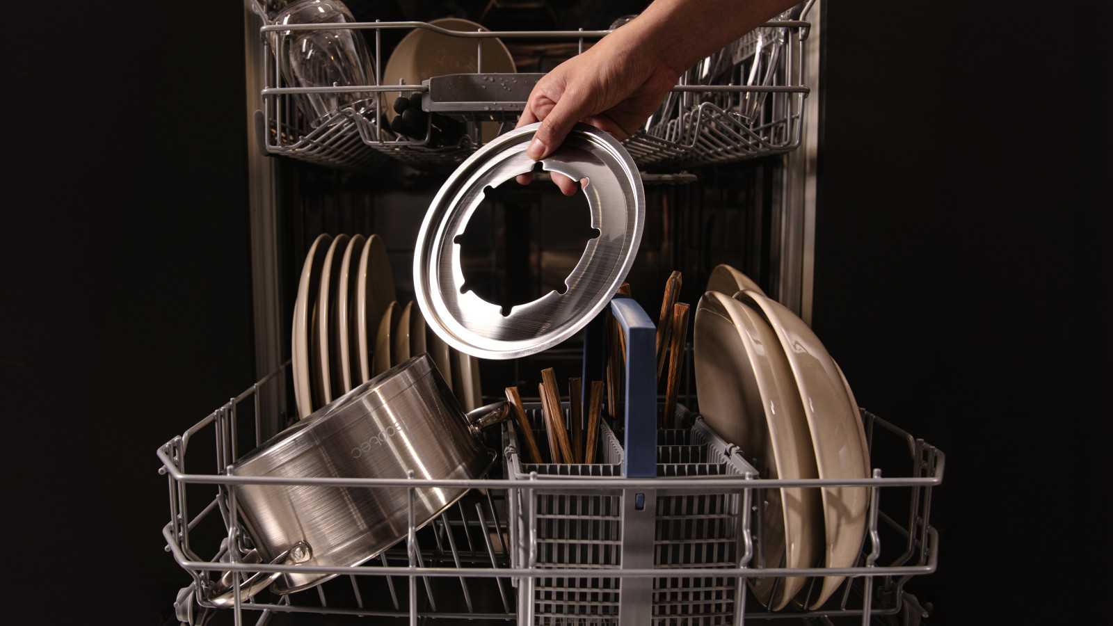 Olla antiadherente de gran capacidad de 1,7 L que permite cocinar para ocho comensales al mismo tiempo. Dispone de cómodas asas para trasladar la fondue fácilmente donde se desee.