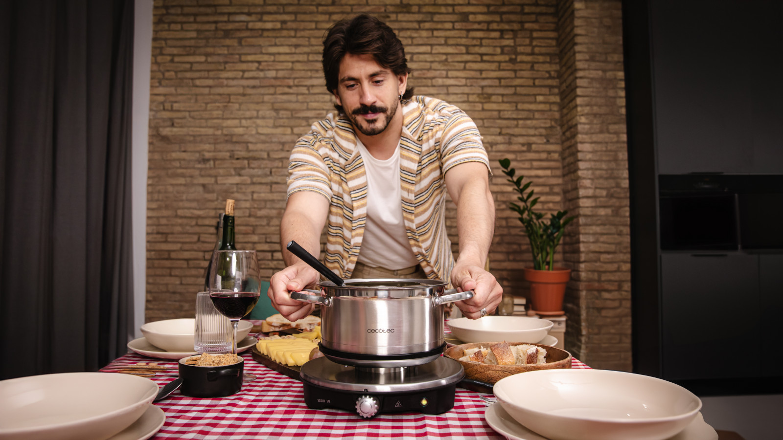 La olla, la tapa antisalpicaduras y los 8 tenedores de acero inoxidable resistentes al calor,  son aptos para una limpieza en lavavajillas.