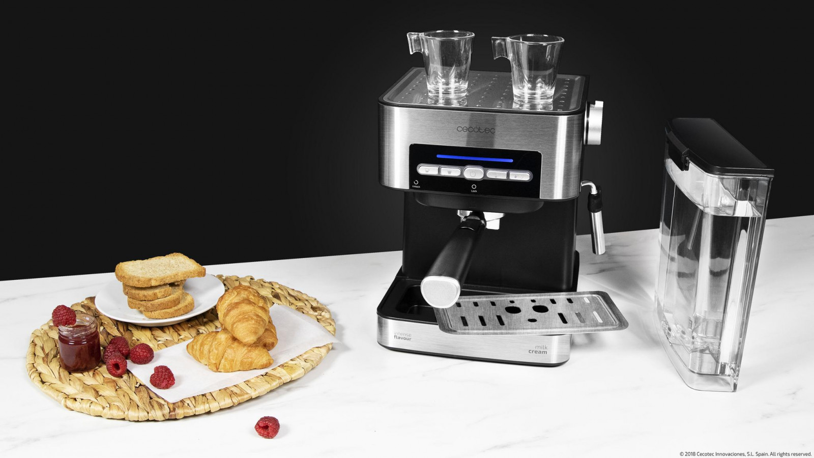 Incluye vaporizador orientable con protección para el uso, para espumar leche, emitir agua caliente para infusiones, calentar líquidos y preparar cappuccinos.