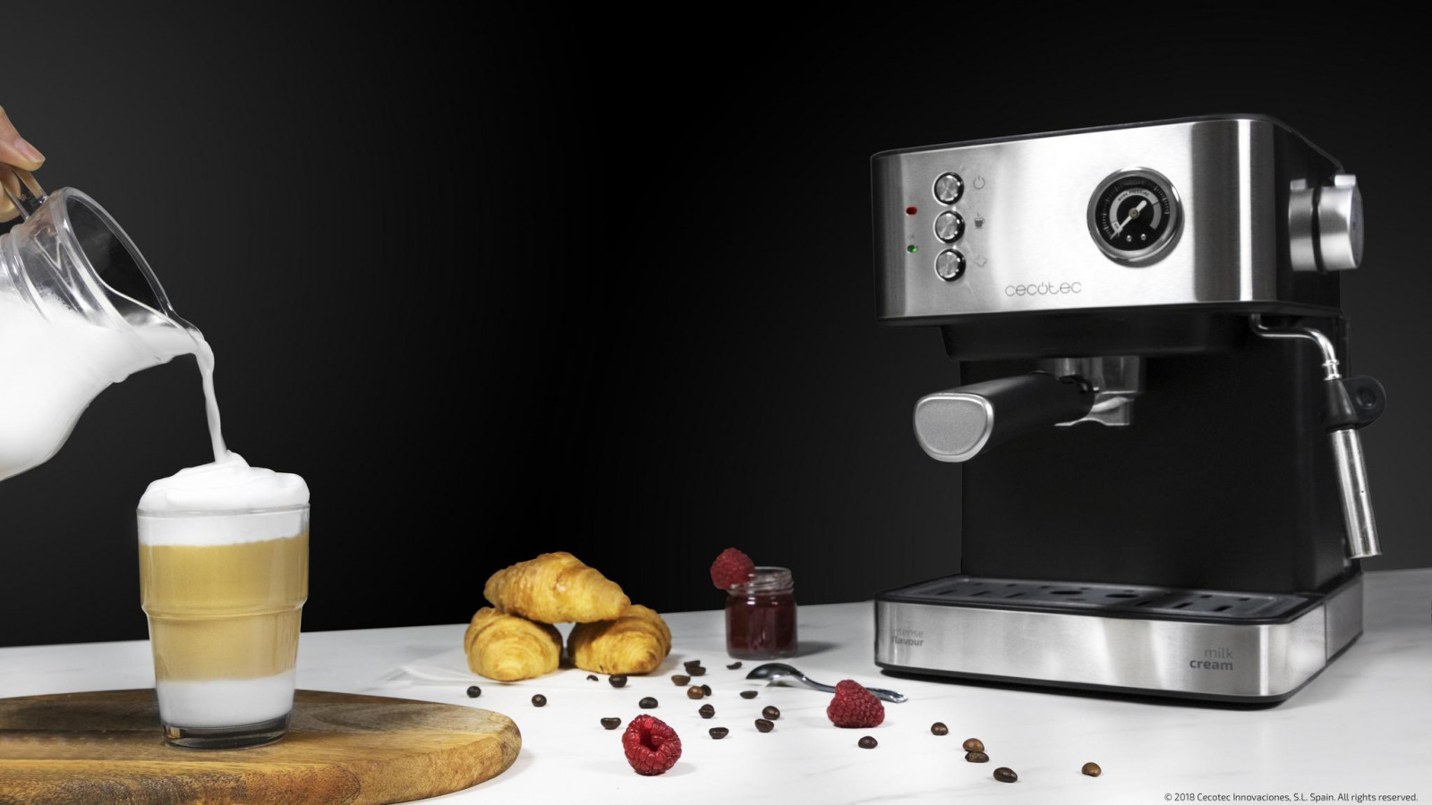 Bomba italiana de presión con tecnología ForceAroma de 20 bares que consigue la mejor crema y el máximo aroma.