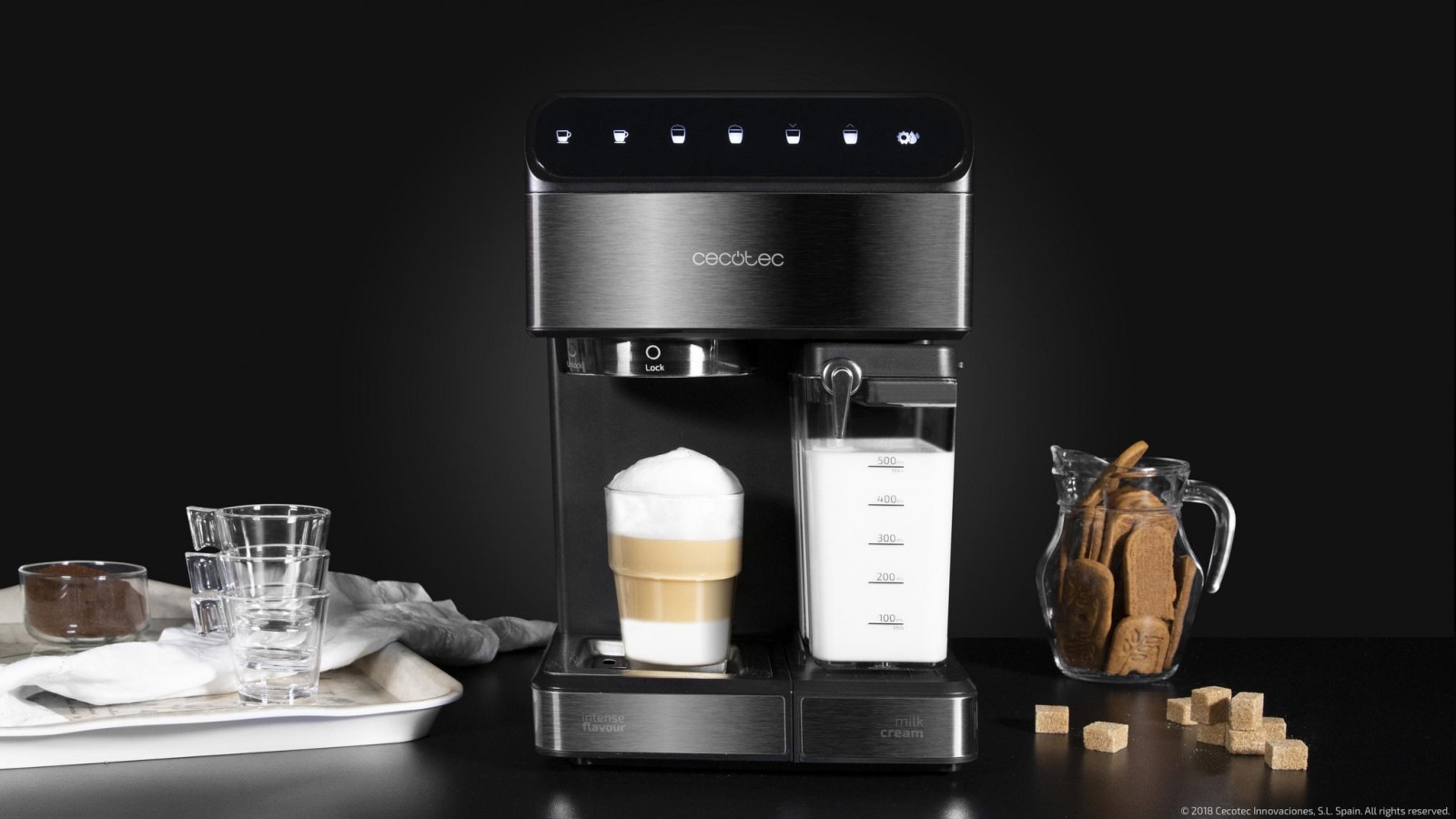 Cafetera express que prepara todo tipo de bebidas calientes y capuccinos con solo pulsar un botón gracias al Sistema InstantCappuccino, que añade el café y la leche directamente a la taza ahorrando tiempo.