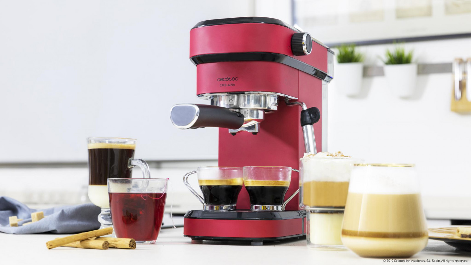 Cafetera espresso con diseño elegante y compacto para los amantes del buen café; permite hacer todo tipo de cafés con una potencía máxima de 1350 w y también emite agua caliente para las infusiones