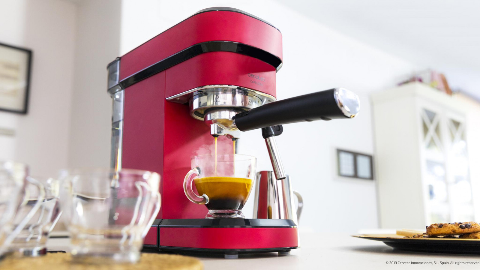Su sistema de calentamiento rápido por thermoblock garantiza que la temperatura se mantenga en su intervalo óptimo para obtener el mejor café; su potente bomba de presión con tecnología forcearoma de 20 bares consigue la mejor crema y el máximo aroma en cada café
