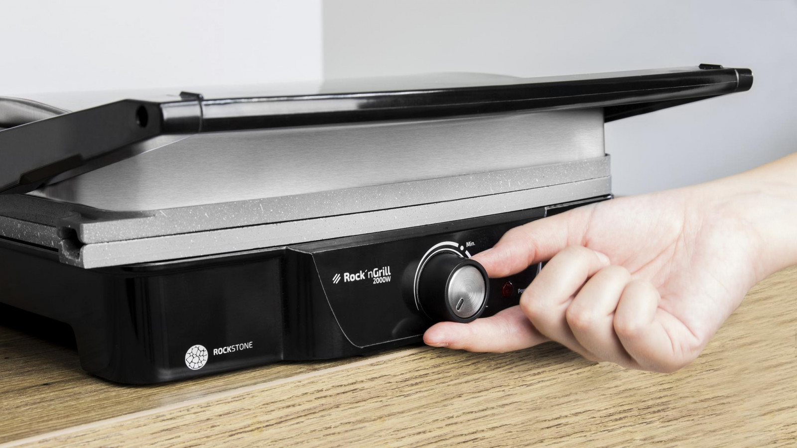 Parrilla eléctrica Contact Grill con 2000 W de potencia y apertura 180º para aprovechar al máximo la superficie de cocinado