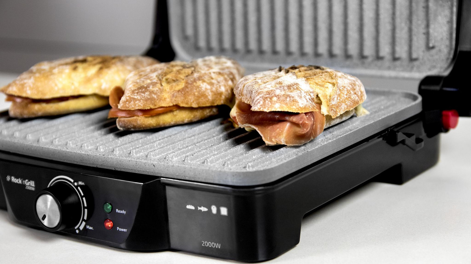 Placa superior flotante que se adapta en altura. Permite mantener la placa en el aire mediante una posición de la pinza para crear un efecto horno. Superficie amplia de cocinado de 29,7 x 23,5 cm