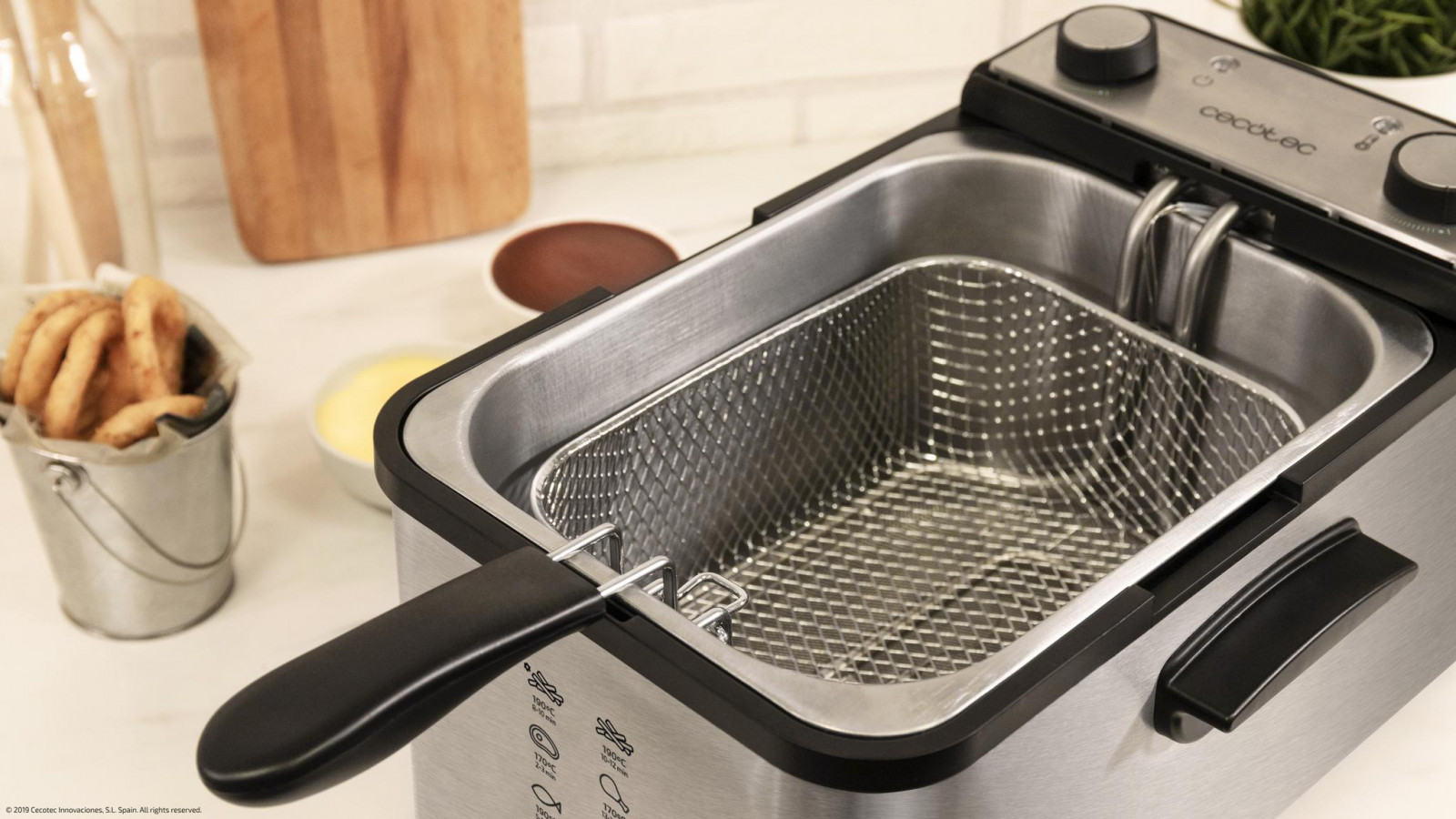 Su cubeta, cestillo de freír y filtro OilCleaner son aptos para la limpieza en el lavavajillas y dispone de 2400 W de potencia máxima para freír de forma rápida y eficaz y conseguir una fritura perfecta en poco tiempo.