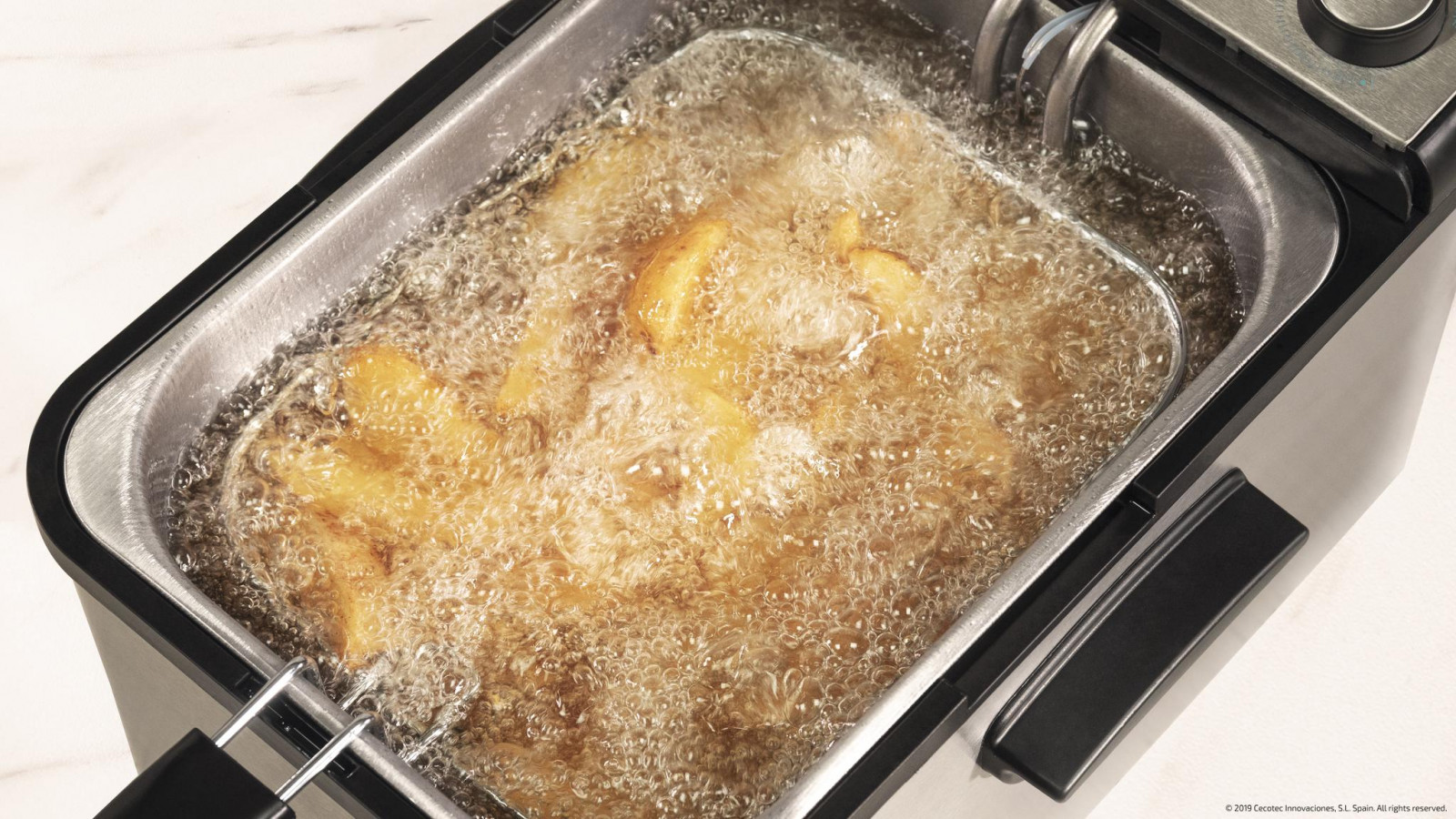 La cubeta está fabricada en acero de gran calidad y resistencia que previene la oxidación, aumenta la durabilidad y garantiza una mejor limpieza y la tapa de acero cuenta con filtro antiolores para evitar molestias en la cocina y ventana para controlar a la perfección el proceso de fritura.