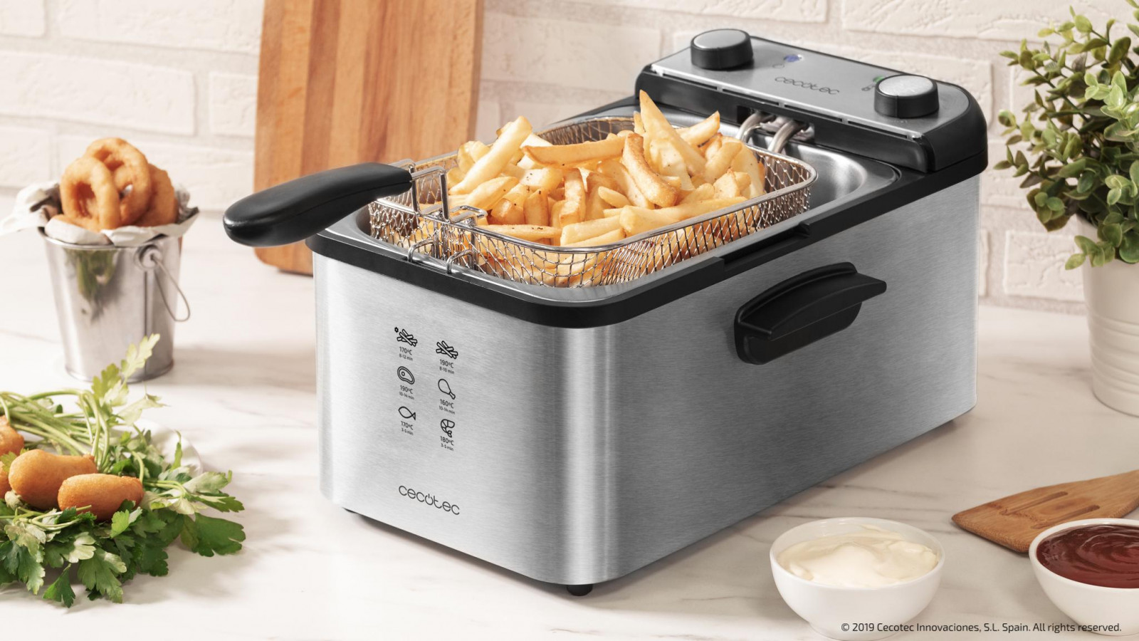Diseño elegante con acabados en acero y cesta de freír con mango de tacto frío para poder controlar el proceso de fritura y evitar quemaduras.