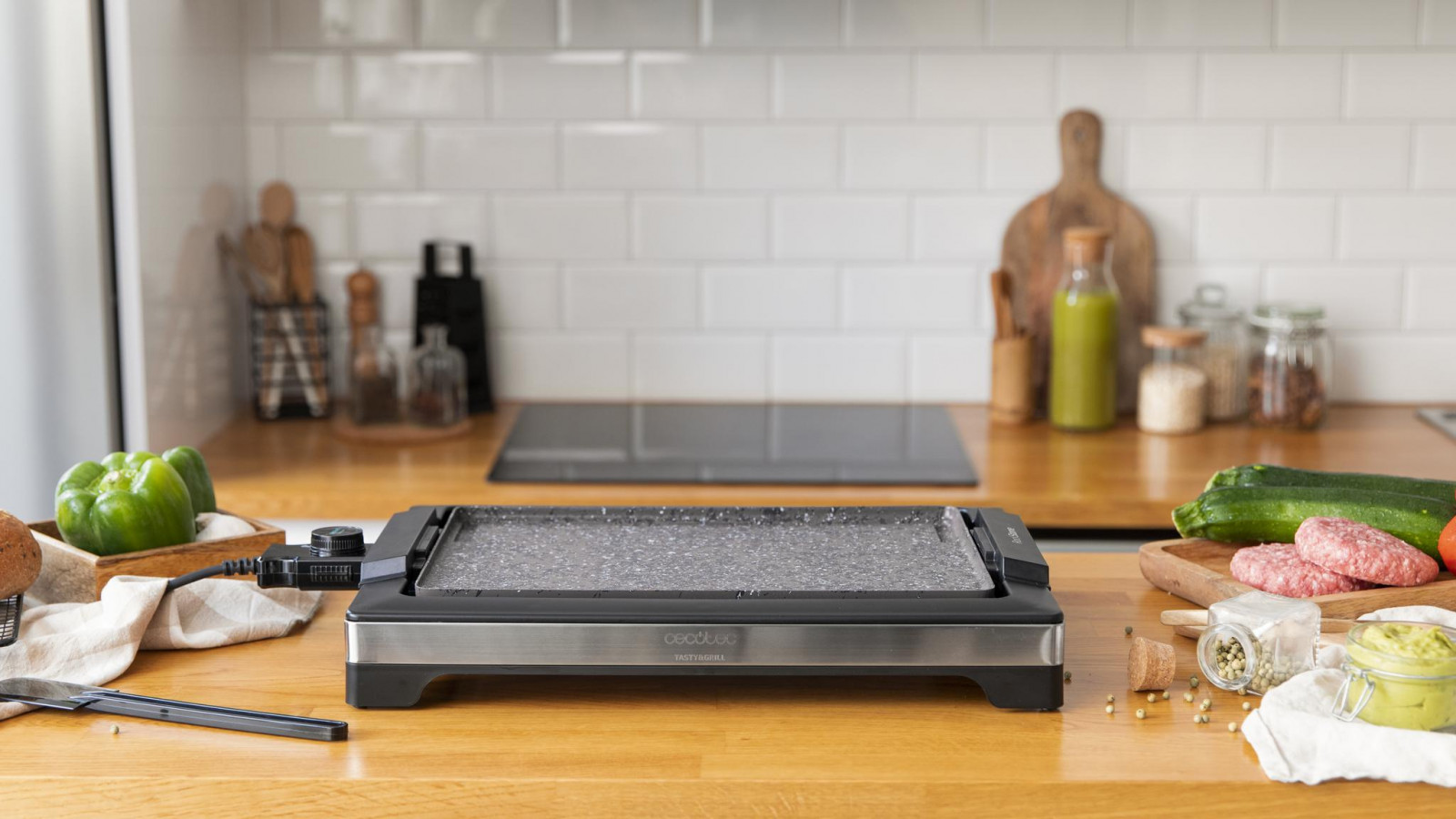 Plancha de asar eléctrica de 2000 W de potencia para cocinar todo tipo de alimentos de forma rápida y precisa gracias a su resistencia integrada, que garantiza una homogénea distribución del calor en toda la superficie de cocción.