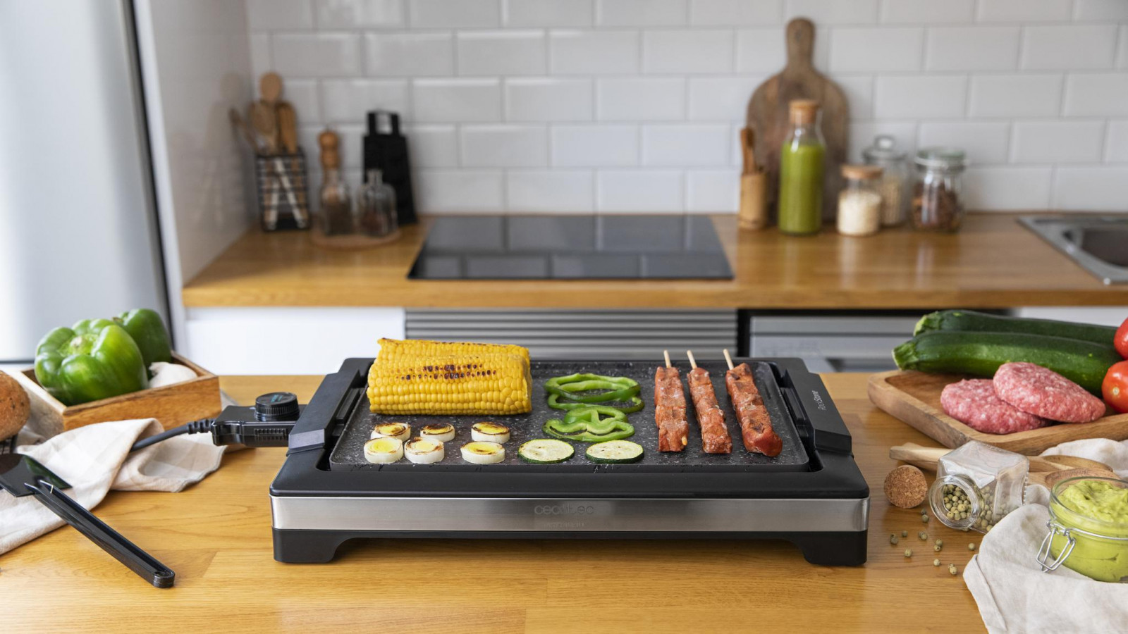Plancha de diseño con cuerpo delgado y con acabados en acero inoxidable, para una mayor resistencia y durabilidad. Con Placa RockStone de gran dureza y resistencia con revestimiento antiadherente. Cocina saludable sin grasas ni aceites y sin que los alimentos se peguen. Superficie de plancha para cocinar desde carne y verduras, hasta huevos fritos, marisco, pescado e incluso crepes.