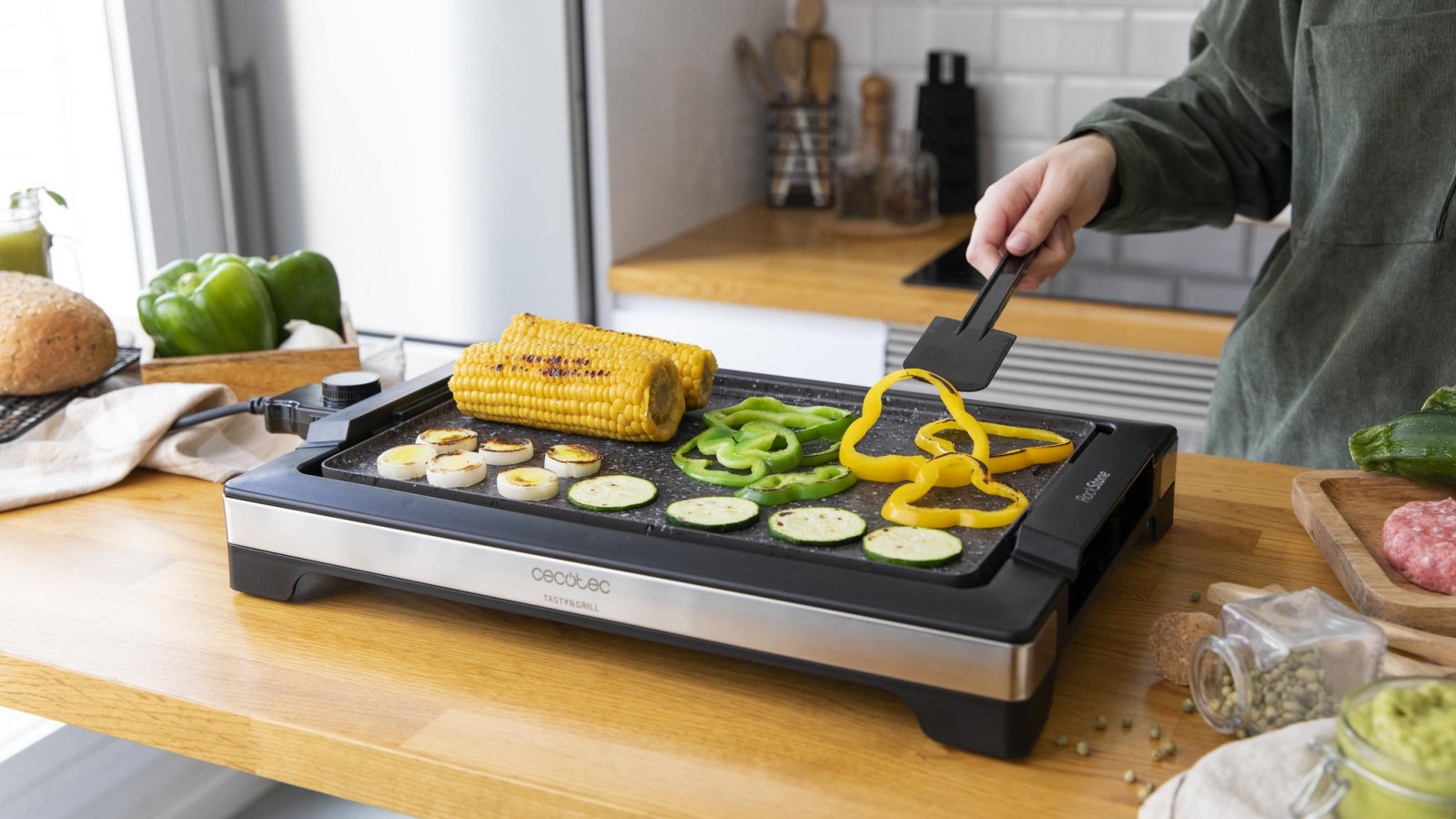 Gran superficie de cocinado de 37,5 x 24,5 cm que permite cocinar una gran variedad de alimentos al mismo tiempo. Fácil limpieza gracias a su placa totalmente extraíble y apta para el lavavajillas.