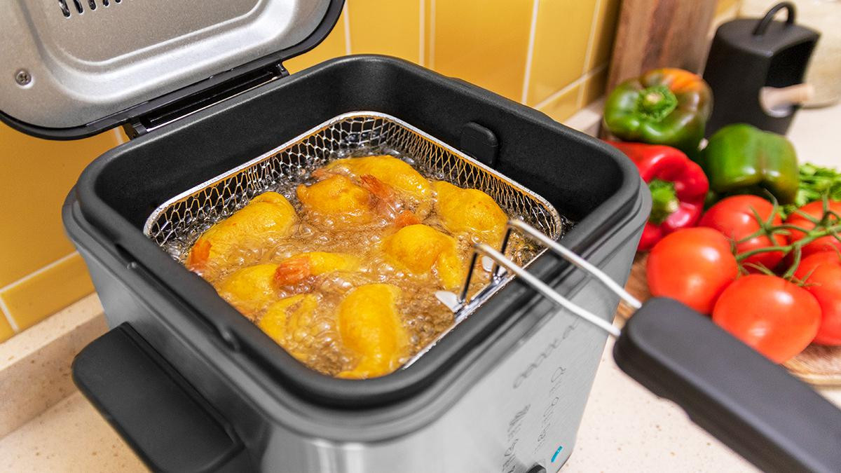 La cesta de freír es desmontable y tiene un mango de tacto frío para controlar el proceso de fritura y evitar quemaduras.
