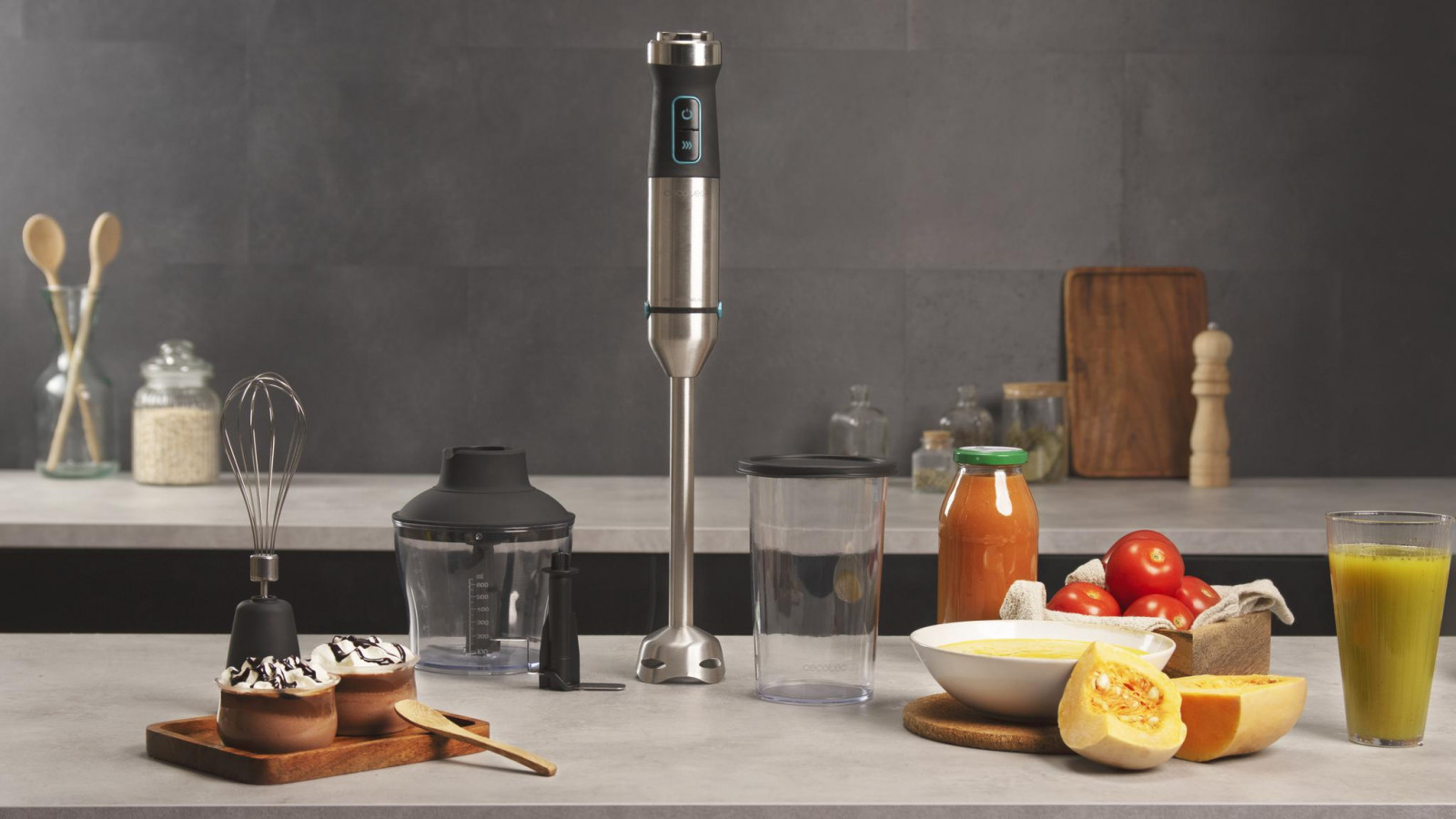 Batidora de mano con 1500 W de potencia máxima, perfecta para conseguir mezclas finas y homogéneas de forma rápida y sin esfuerzos.