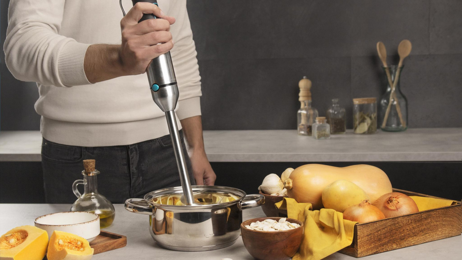 Selector de velocidad ajustable y función Turbo para garantizar un triturado perfecto en cualquier receta.