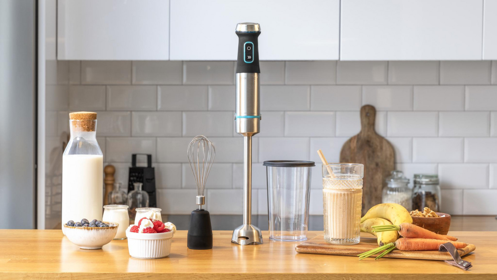 Batidora de mano con 1200W de potencia máxima, perfecta para conseguir mezclas finas y homogéneas de forma rápida y sin esfuerzos.