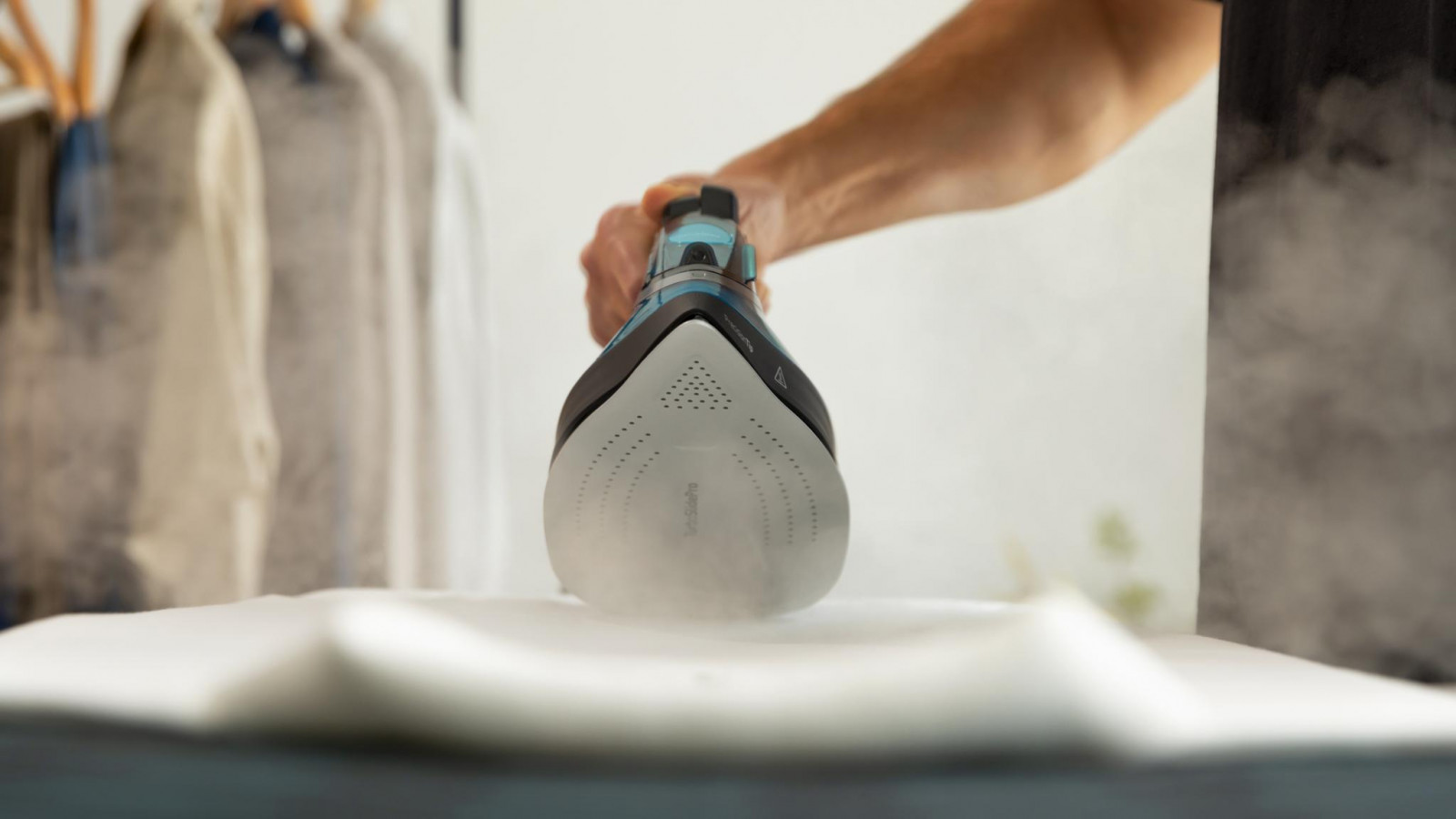 Tecnología Power Steam que genera un vapor continuo de hasta 70 g/min. Supervapor de 270 g/min que elimina las arrugas más difíciles penetrando en el corazón del tejido.