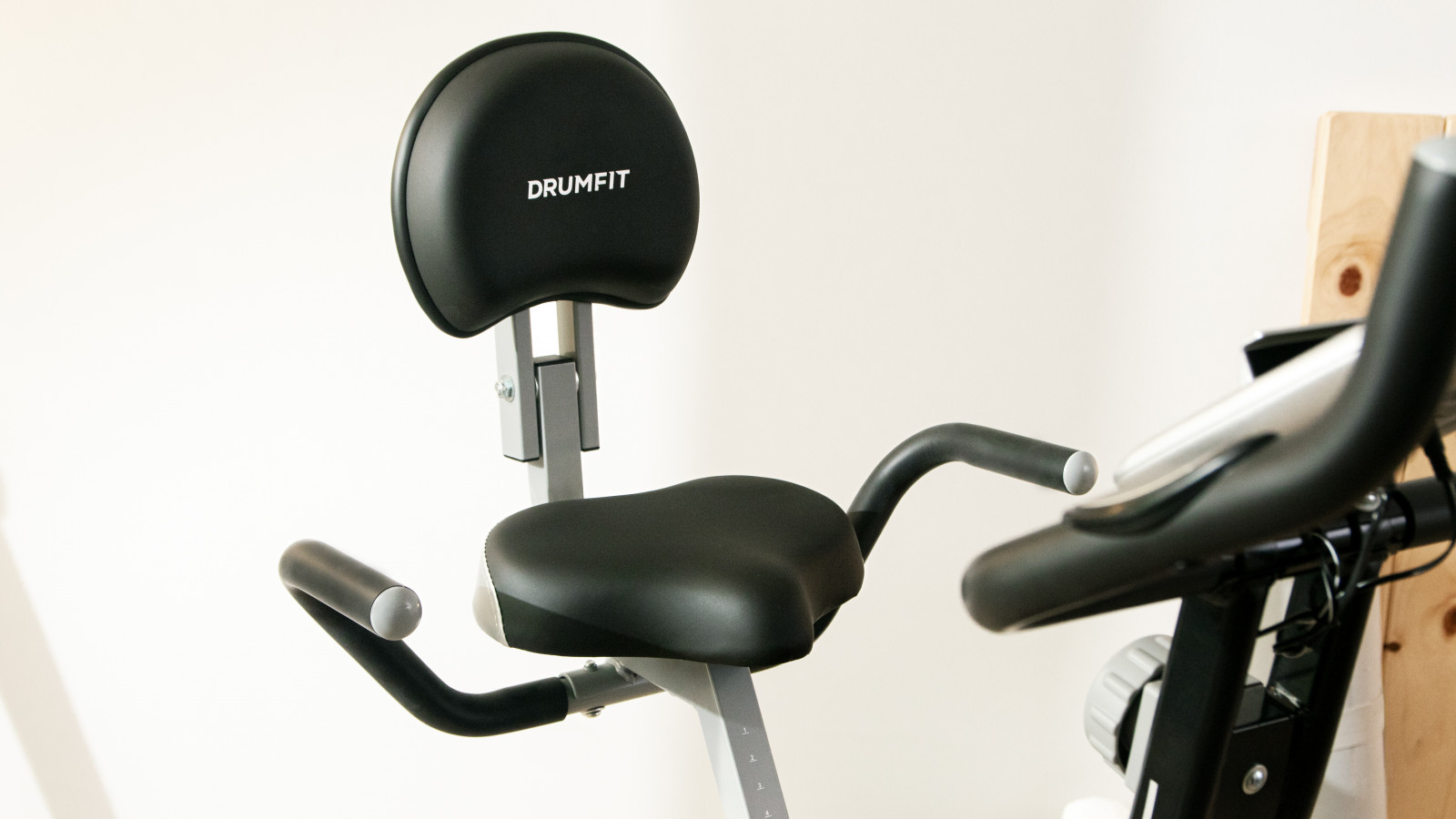 Volante de inercia de 1,5 kg con transmisión fluida por correa.  8 niveles de resistencia variable para simular llanos y montaña Sistema Silence Fit: pedaleo ágil y silencioso.