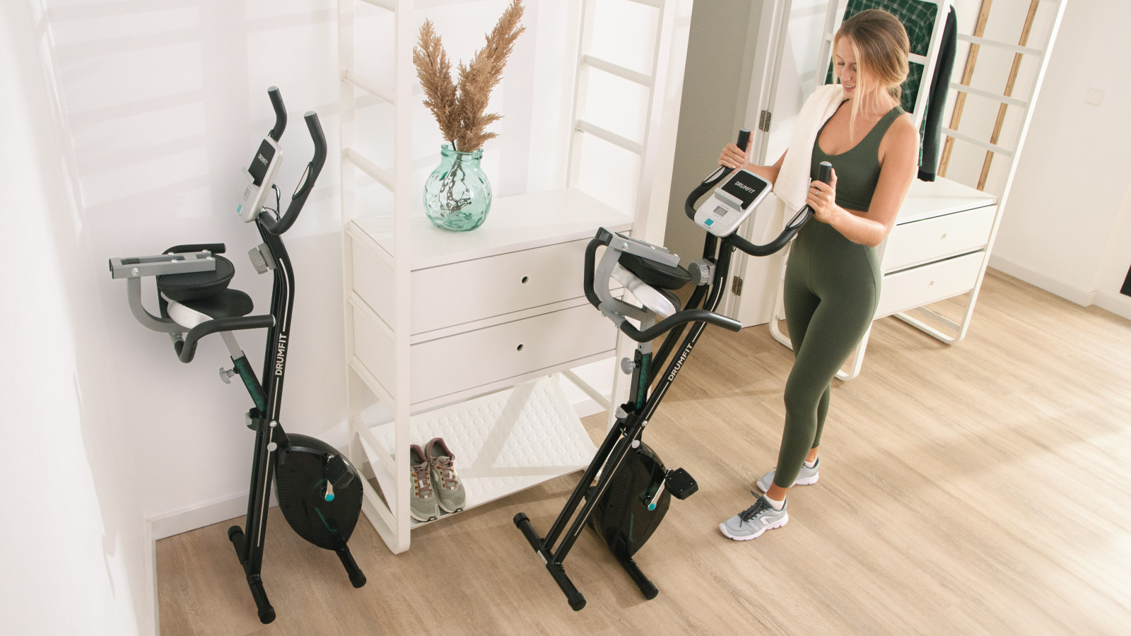 EasyFold: sistema de plegado fácil y compacto para guardar la bicicleta en el mínimo espacio. Ergonomía avanzada para lograr una posición óptima de entrenamiento, gracias a su diseño y a sus elementos totalmente ajustables.