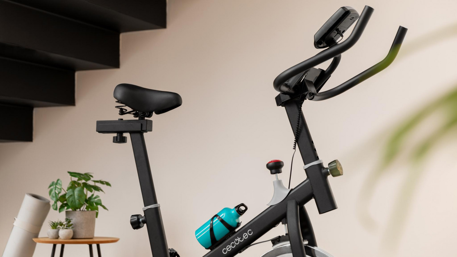 ComfortFit: sillín ergonómico con acolchado y manillar ajustables para tus entrenamientos de largo recorrido.