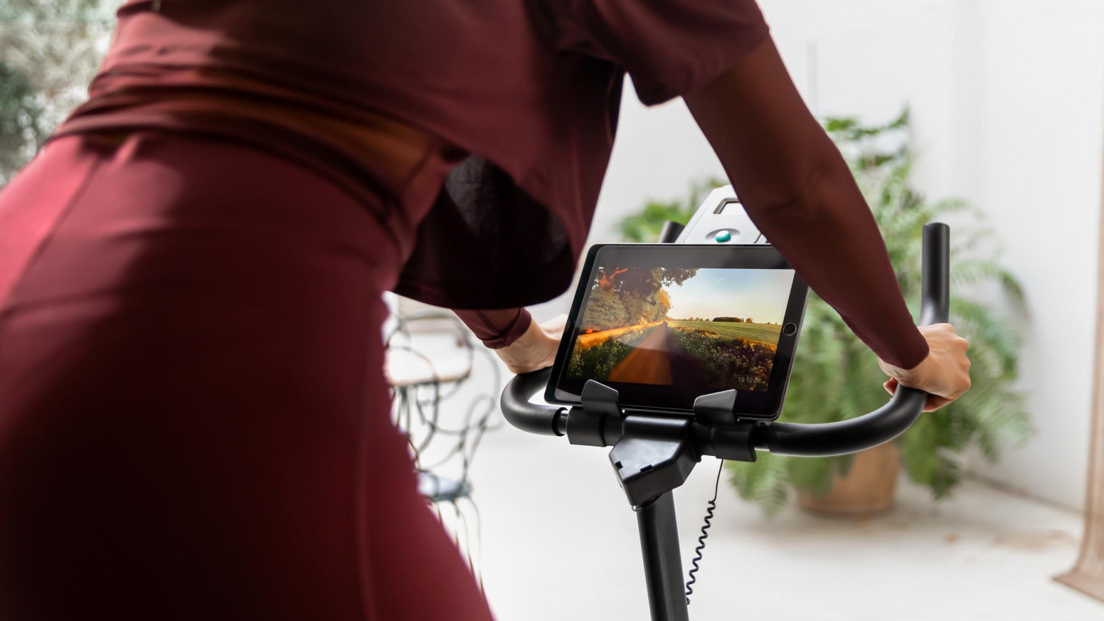 Pantalla LCD con panel de control: muestra velocidad, tiempo, distancia, calorías consumidas y frecuencia cardíaca.