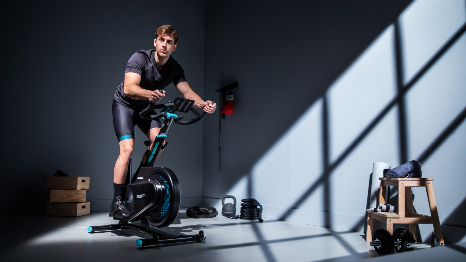 Bluetooth:  conectividad bluetooth para disfrutar  de sesiones de entrenamiento dirigidas, rutas preestablecidas, consejos para mejorar, medición de vatios y mucho más, compatible con Kinomap, una de las principales APPs de fitness.