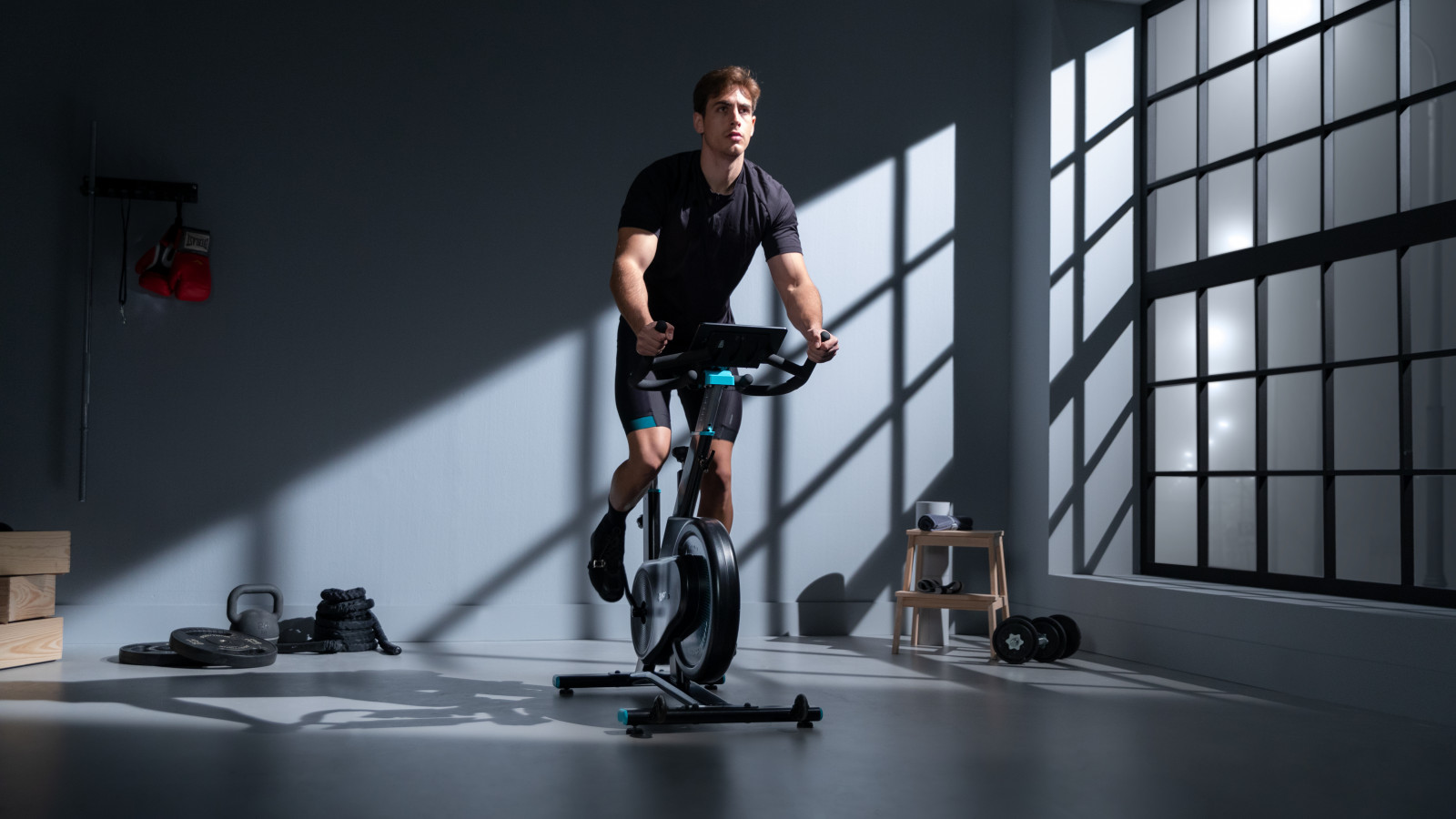 ComfortFit: sillín deportivo, ergonómico y acolchado. Manillar con tecnología sweatproof ajustable y con diferentes posiciones de agarre para tus entrenamientos de largo recorrido.